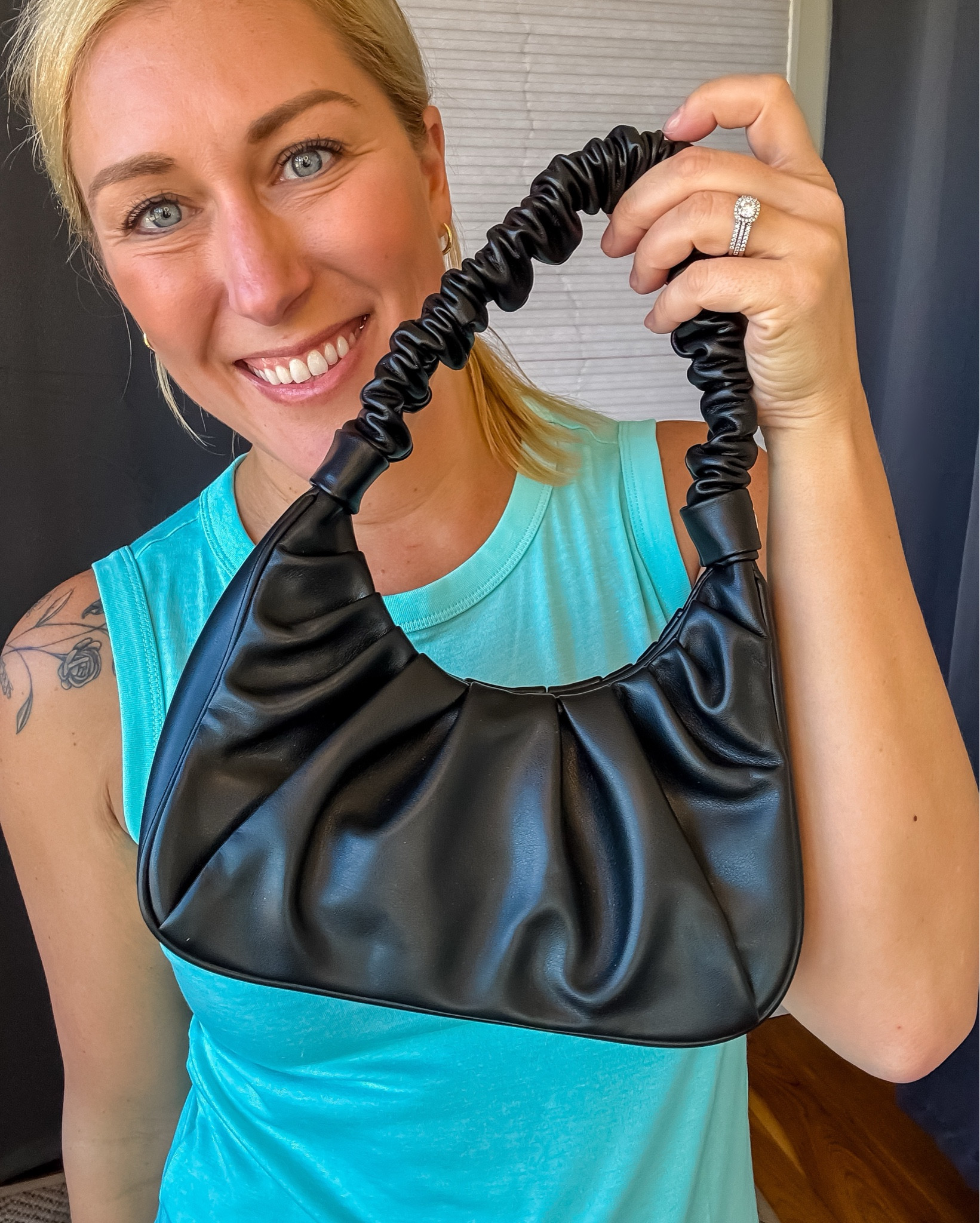 I am completely obsessed with this hobo handbag! 😍 Just the right size and so stinking cute! Love the magnetic closure. 