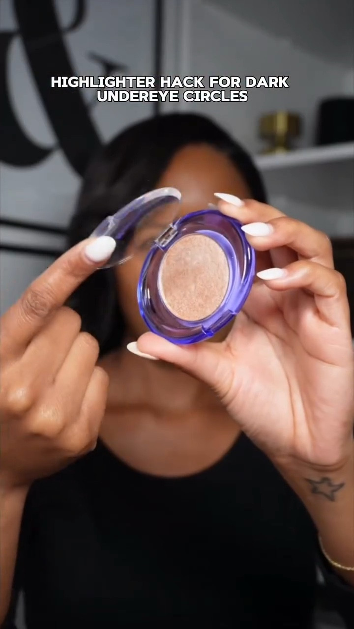 highlighter hack for dark undereye circles ✨ have you tried it? 

@kosas 
▪️shiny objects powder highlighter- haloed
▪️super creamy + brightening concealer 7.3N 
▪️cloud set translucent loose setting + blurring powder 

@kosas available at @sephorauk @cultbeauty and @spacenk 

#highlighterhack #makeuphacks