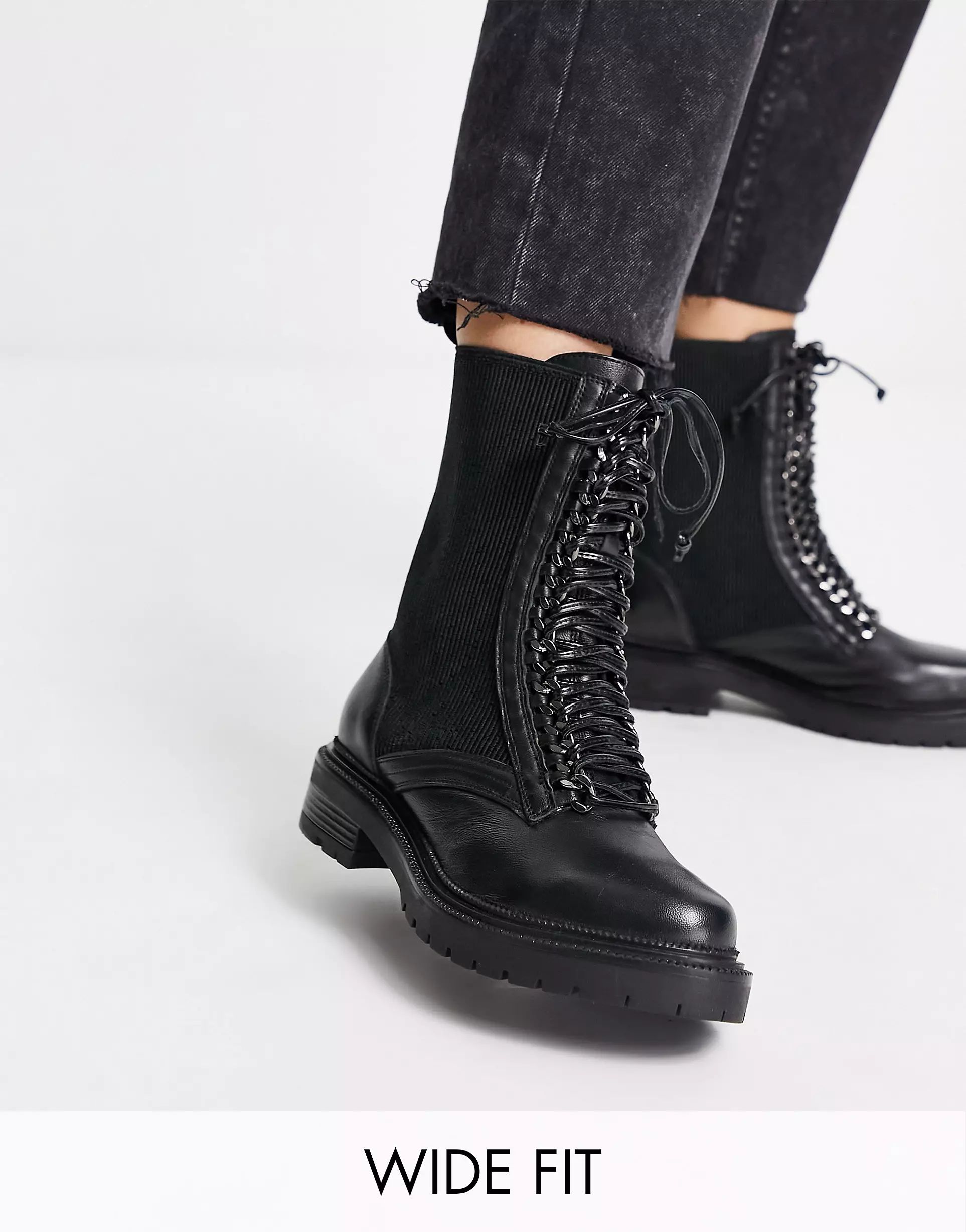 Simply Be Wide Fit – Flache Ankle-Boots in Schwarz mit Profilsohle | ASOS (Global)