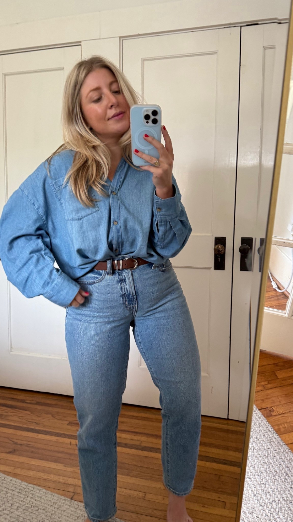 Top: fits oversized (still sized up to make it extra oversized though) wearing a M

Jeans: fit tts - wearing my true size (4r)

#LTKPetite #LTKFindsUnder50 #LTKSeasonal