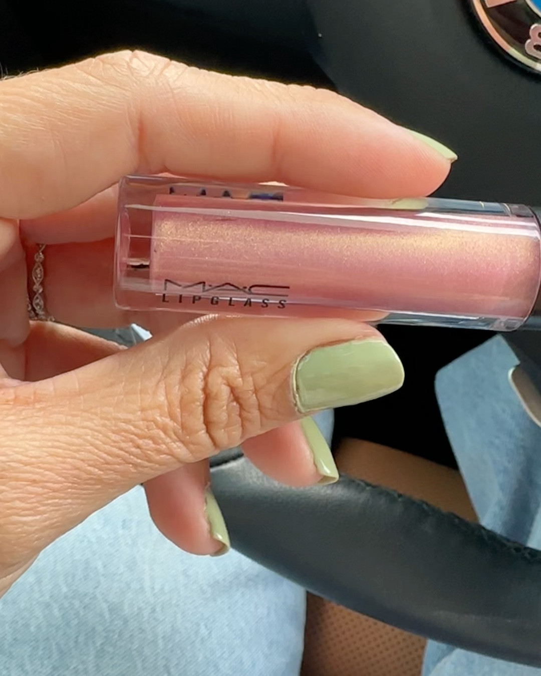 The perfect shimmer for a nude summer lip! 