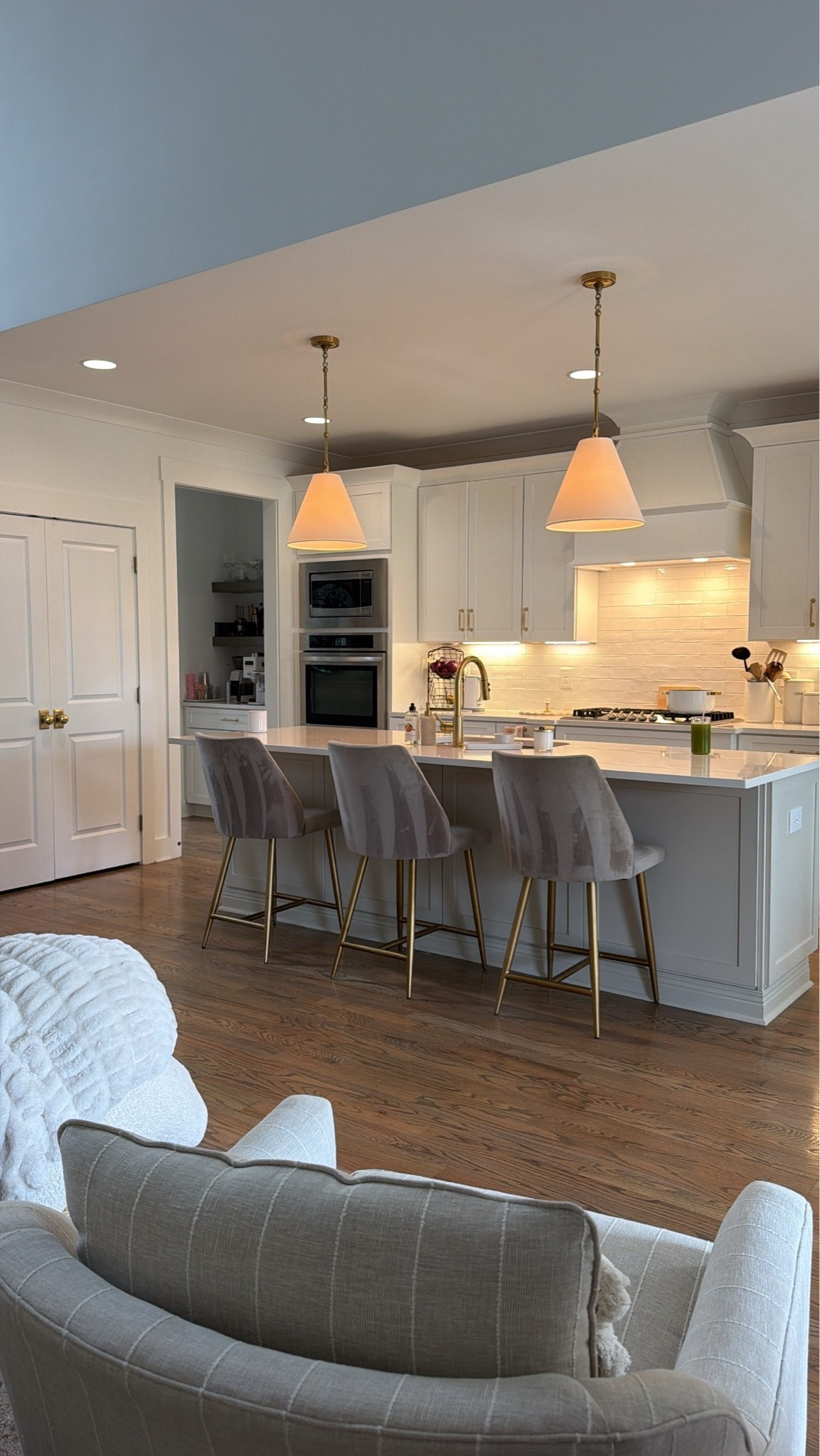 Our kitchen ✨

Kitchen island, Kitchen pendant lights, Kitchen bar stools, Kitchen counter stools, brass pendant lights, Kitchen lighting, white kitchen cabinets, Quartz countertops, Kitchen backsplash, Kitchen decor

#LTKHome #LTKdayinmylife #LTKSeasonal