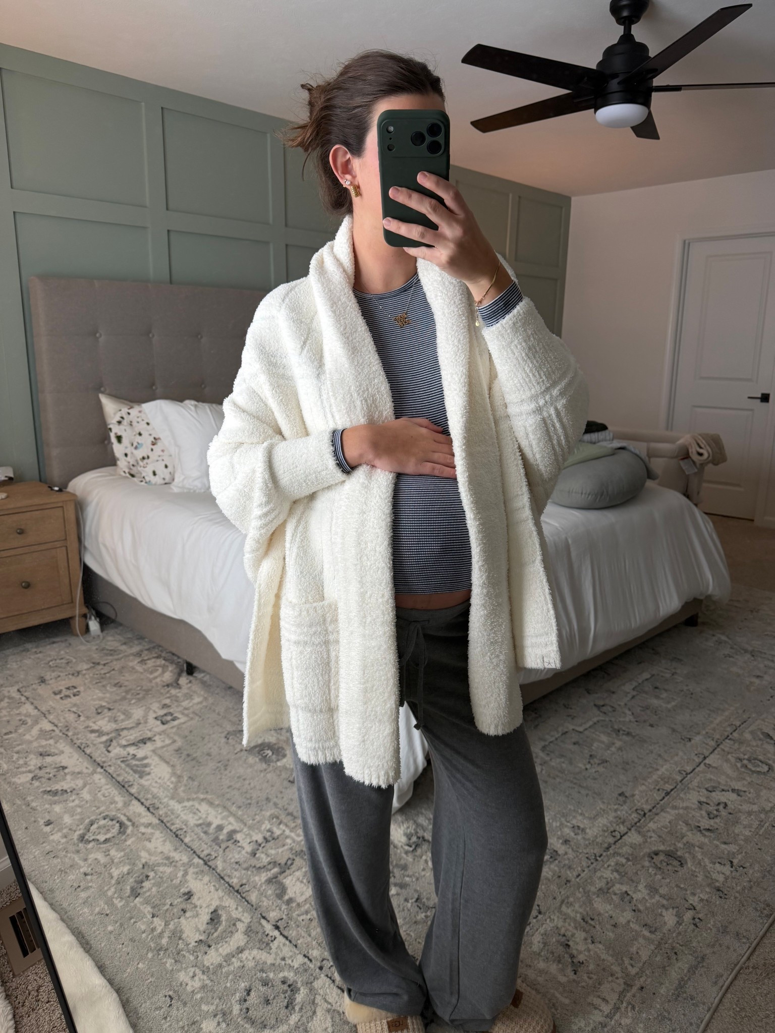 Barefoot dreams 30% off 

pants: small, charcoal heather grey
long sleeve: small 
wrap: small
slippers: sized up 1 

#LTKSaleAlert #LTKBump #LTKSeasonal