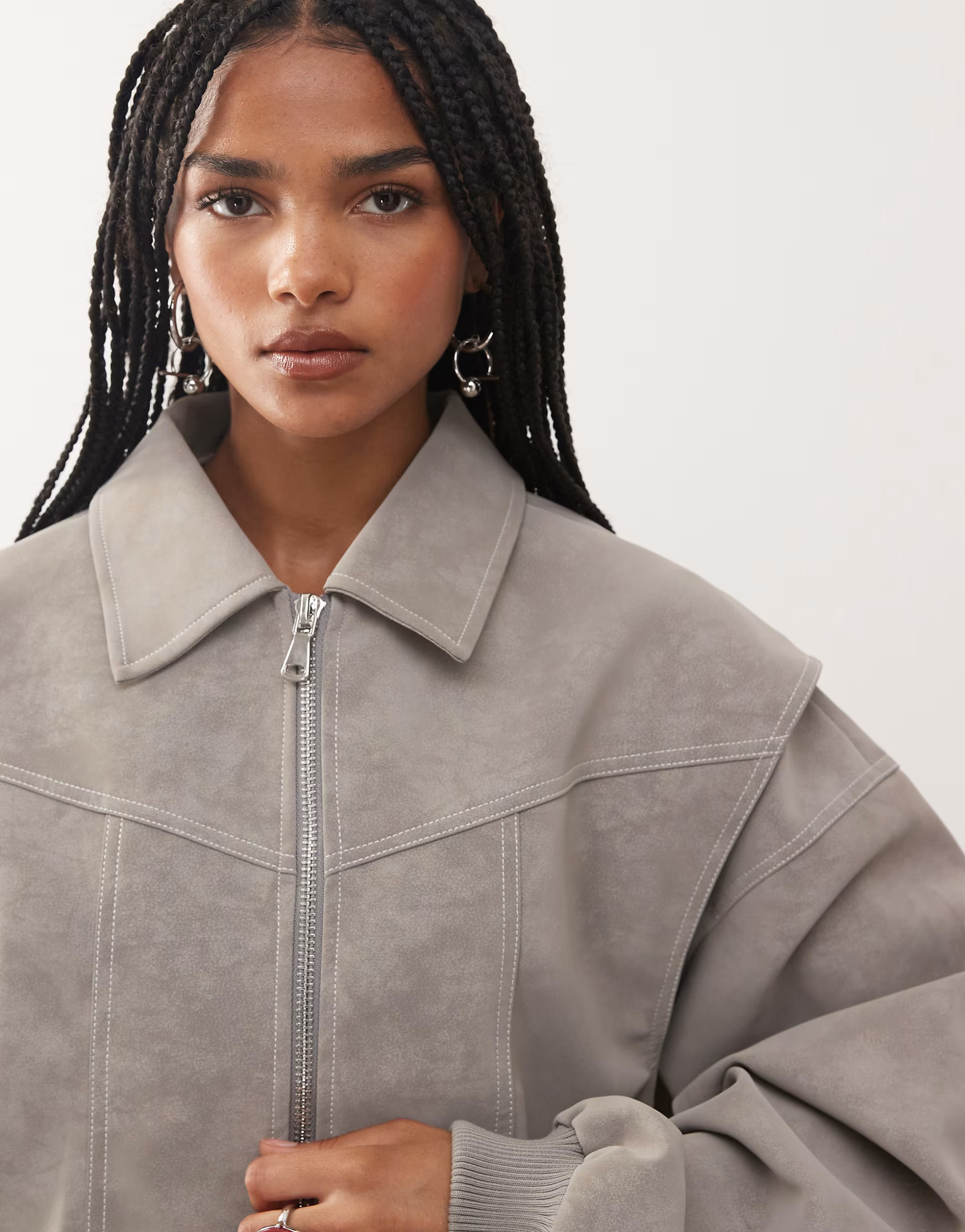 Lioness – Vista – Exklusive Bomberjacke in Taupe mit Lederoptik und Kontrastnähten | ASOS (Global)