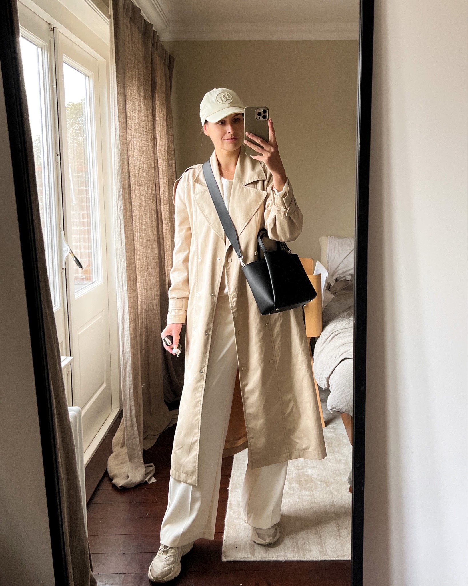 Off duty look with a classic beige trenchcoat and the most comfiest sneakers ever.
#sneakers #blackbag #itbag #crossbodybag #baseballcap #trenchcoat

#LTKstyletip #LTKSeasonal #LTKeurope