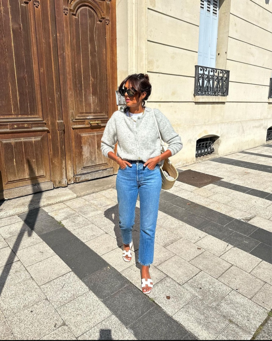 Jean mom Levi’s, gilet cardigan gris, cardigan American Vintage, cardigan en cashmere, gilet gris, sandales Oran Hermès blanches 

#LTKeurope #LTKstyletip