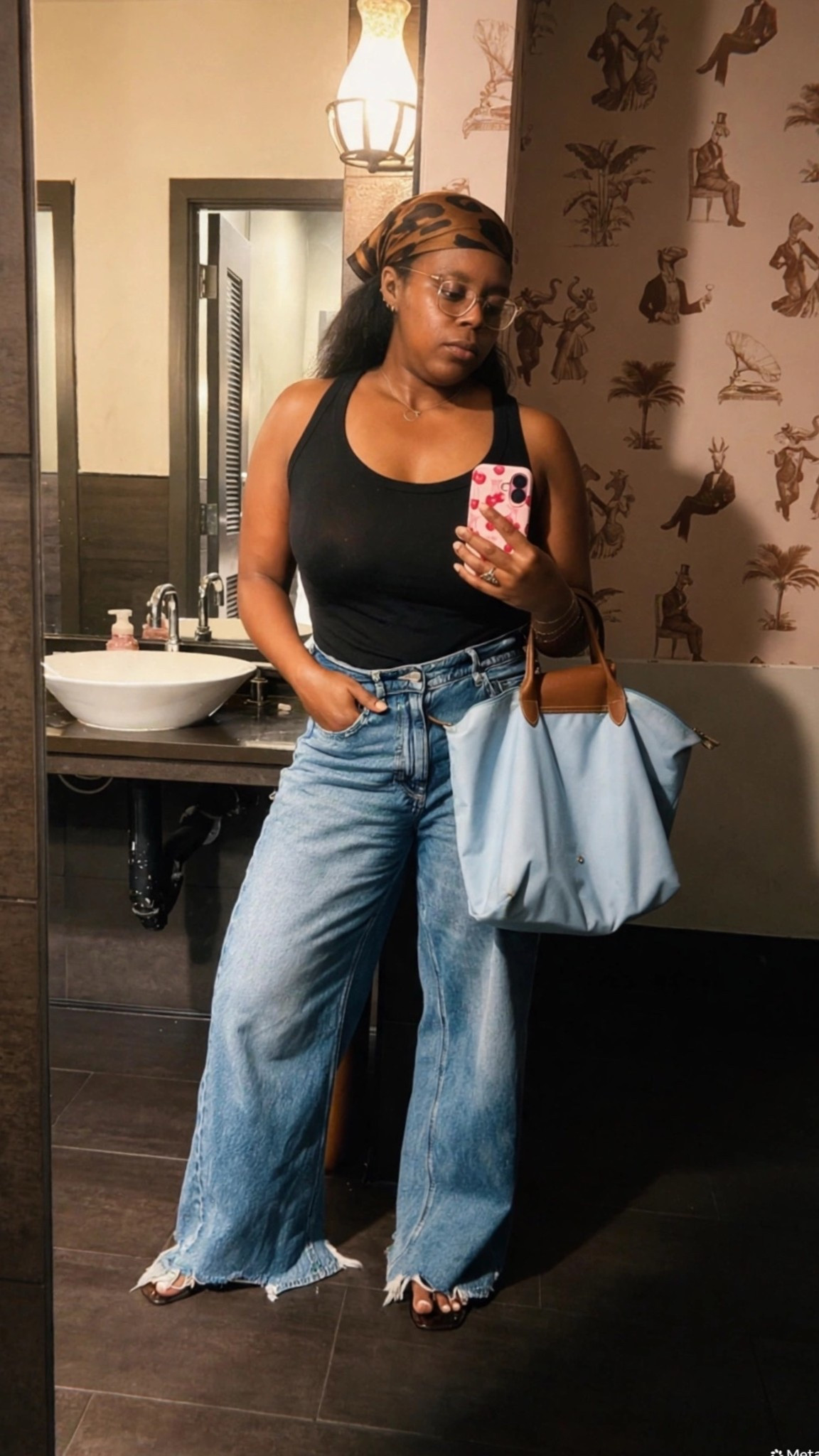 Mom‘s night out but make it productive!

Would you believe me if I said I came straight from the gym to my solo dinner last week?

It was the grown-up moment I never knew I needed!

Pushing around lots of iron followed up with a protein alongside a shot or two of tequila 😉