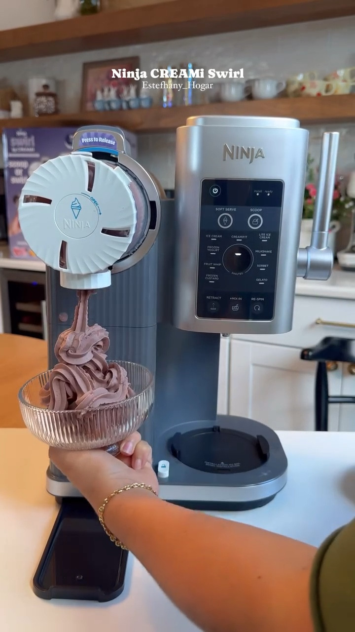 Helado saludable o antojo sin culpa… ¿por qué no ambos? 🍦✨
Con mi Ninja Creami Swirl preparo desde opciones light hasta cremosos indulgentes en segundos. ¿Team scoop o team swirl en cono? 😍👇 #NinjaCreami #HeladosEnCasa #AntojoSaludable #healthyicecream  #NinjaKitchen  Ninja Kitchen