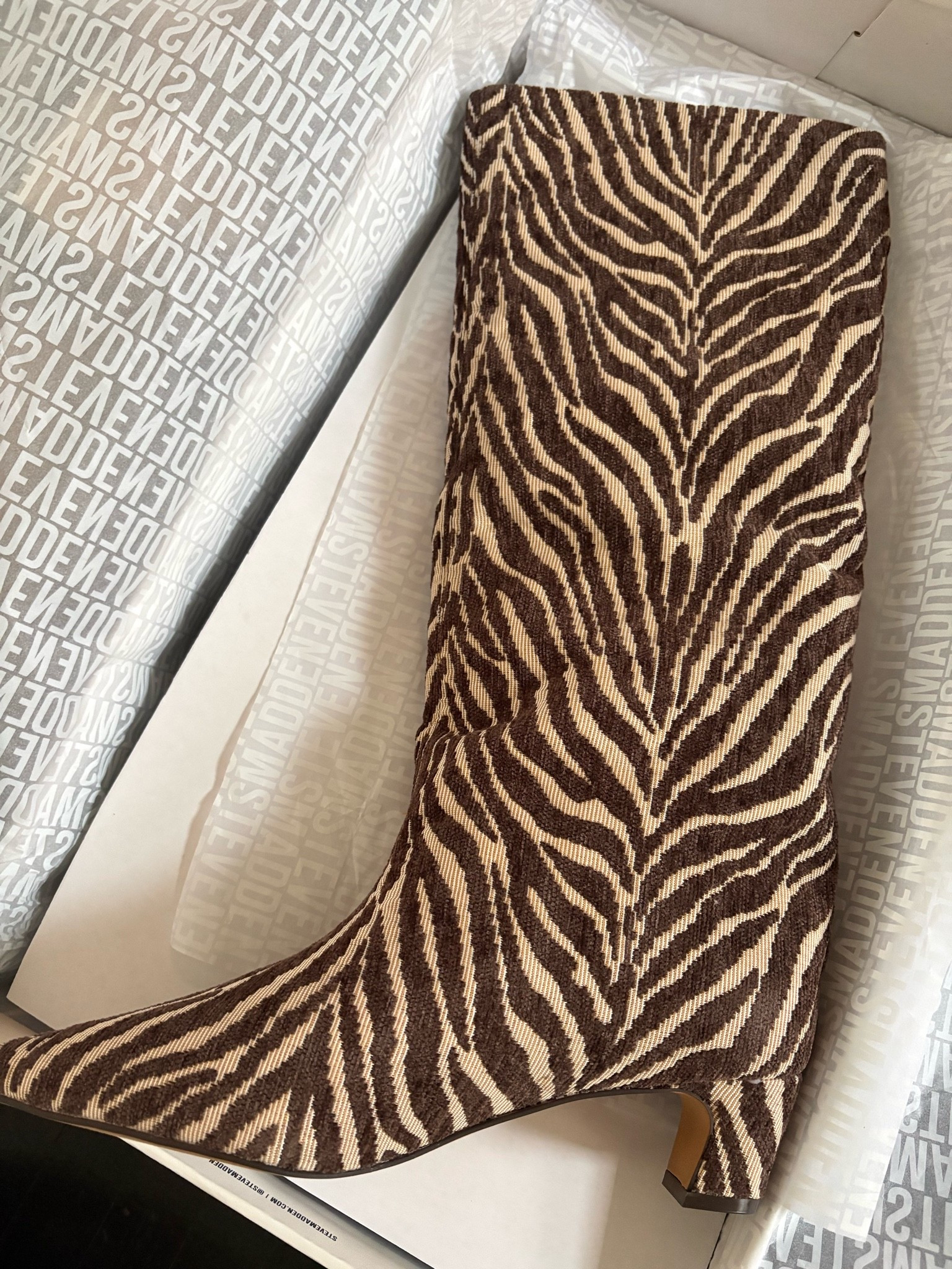 Steve Madden boot review
I ordered these online and was so excited! They were my #1 pick in the Nordstrom anniversary sale
TTS slightly big
No zipper for wide calves
Material isn’t luxe
Love the color chocolate brown
Waiting to style but I might return

#LTKSaleAlert