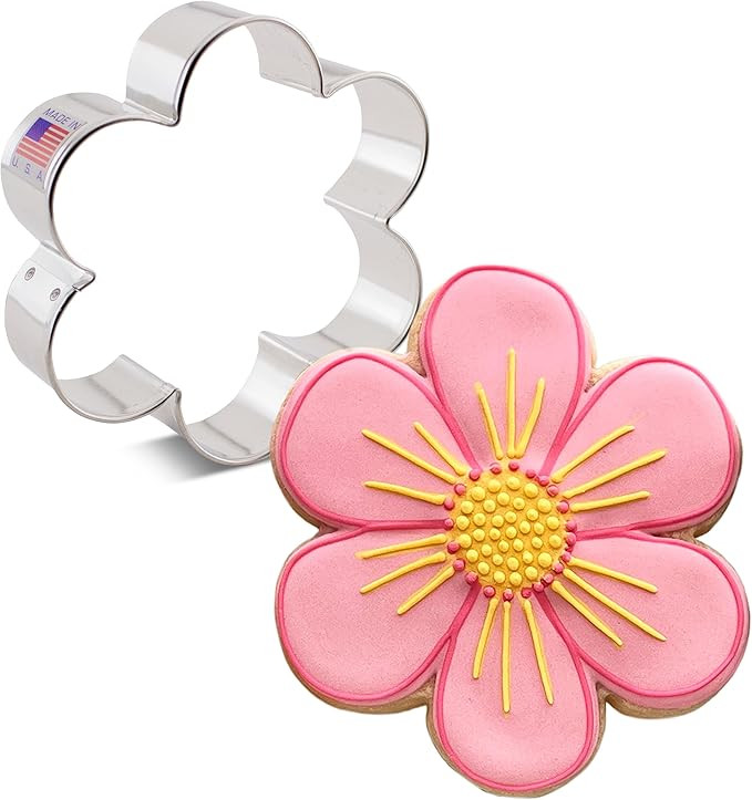 Ann Clark Cookie Cutters Scalloped Edge Flower Cookie Cutter 3.75" Made in USA | Amazon (US)