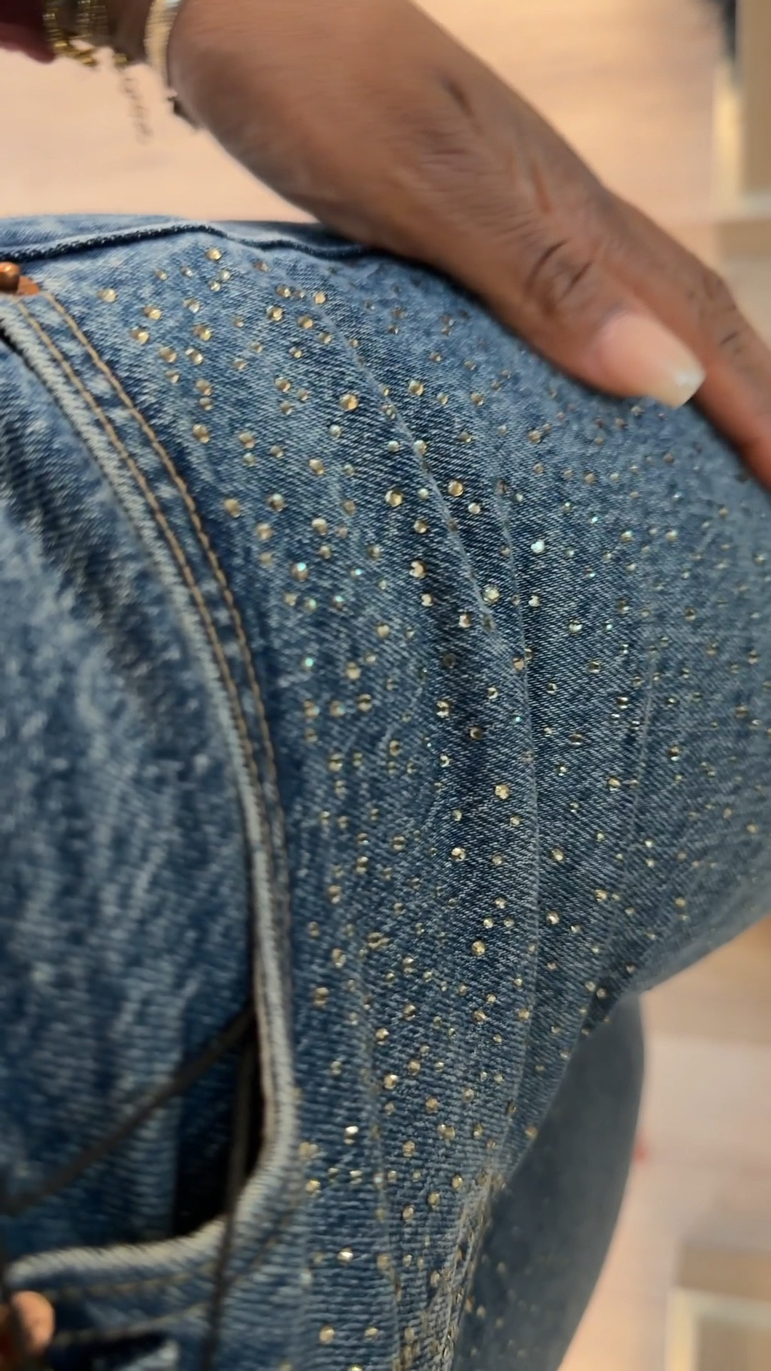 Shimmer made effortless ✨ These @abercrombie sparkle denim jeans bring the perfect touch of glam to an everyday look without feeling over the top. The subtle gold studs catch the light beautifully and add that elevated twist we love. Pair them with basics or dress them up for a night out—the versatility is everything.

Perfect for casual outings, holiday events, dinner dates.

📏 Sizing:
Top: Small  
Jeans: 27 Long  
Measurements: 5'4", 138 lbs, 34D bust, 27" waist, 40" hips

Tap to get details and shop instantly.

Keywords: sparkle jeans outfit, Abercrombie embellished denim, holiday denim look, studded jeans styling, casual glam outfit, elevated everyday looks

Follow me on Instagram and YouTube @kirasfashionfinds