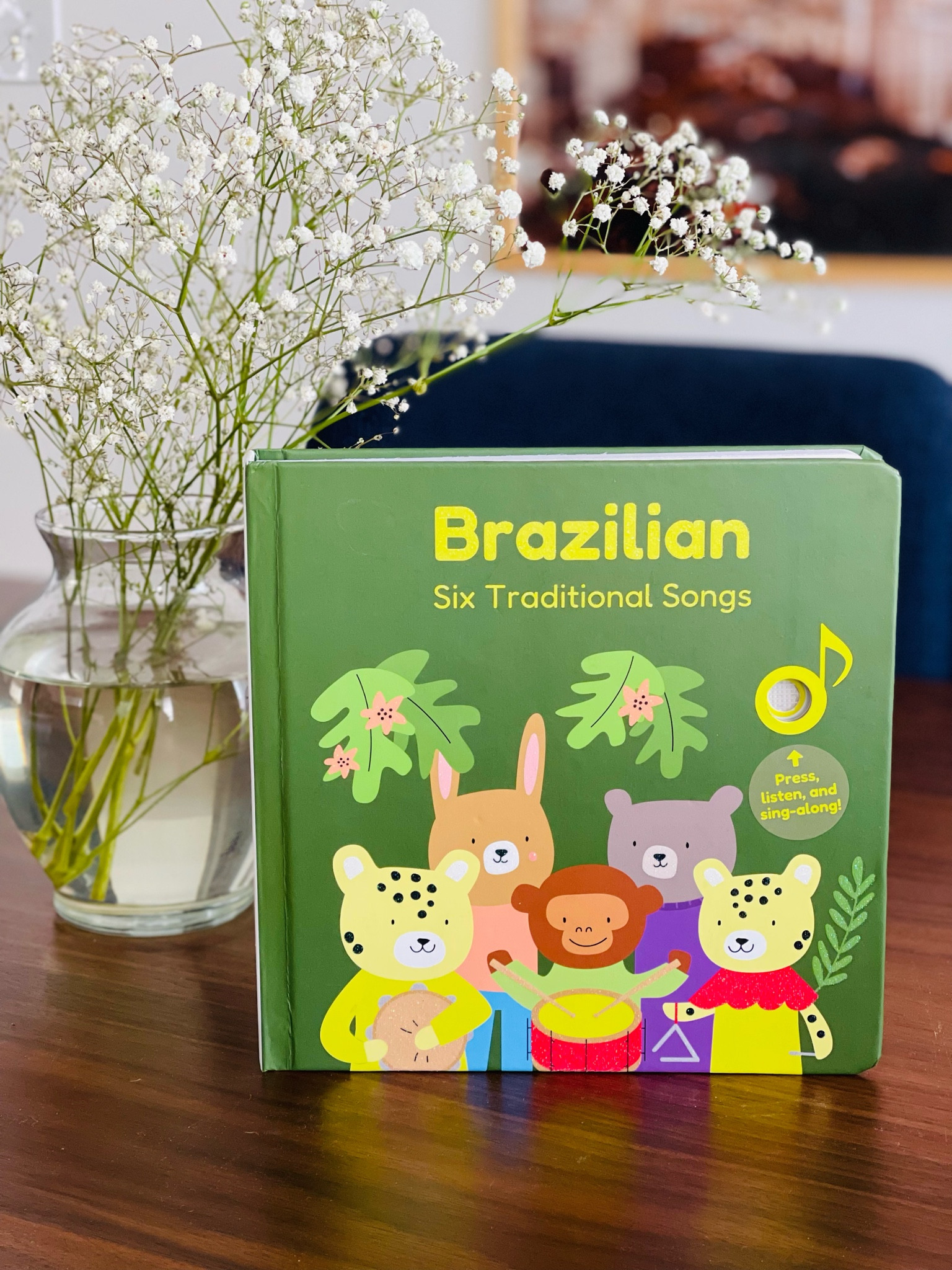 If you speak Portuguese at home or want to introduce a new language to your baby… this is an amazing book! 