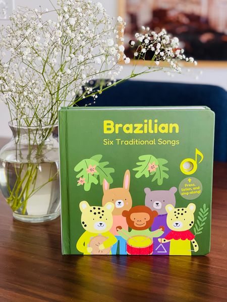 If you speak Portuguese at home or want to introduce a new language to your baby… this is an amazing book! 