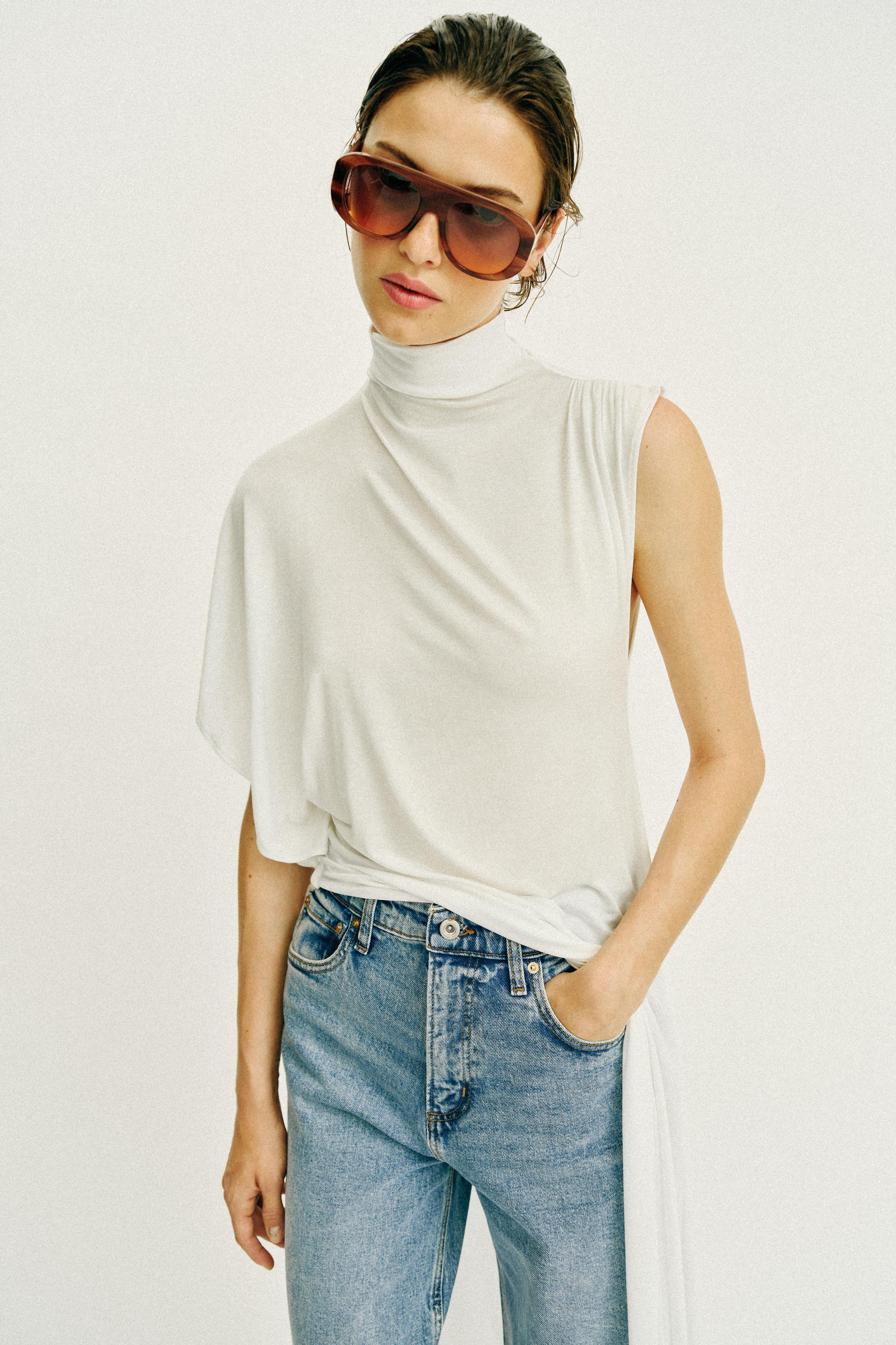 HIGH-RISE - STRAIGHTHigh-waisted jeans with five pockets. Straight leg. Front zip and button clos... | Zara US