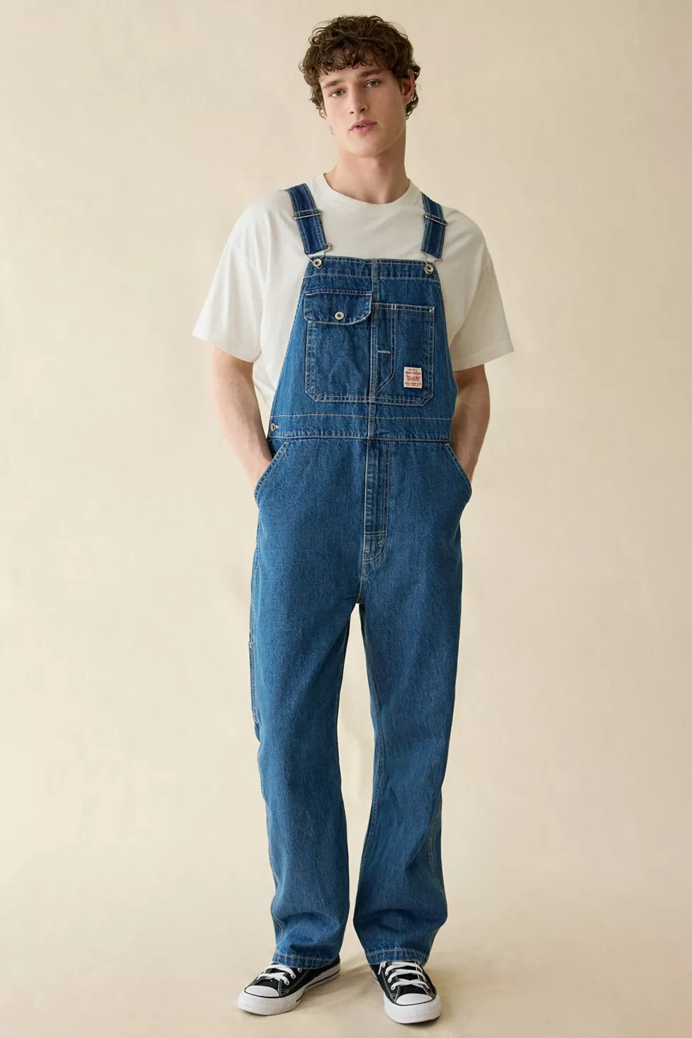 Levi\u2019s\u00ae Loose Overalls | Urban Outfitters (US and RoW)