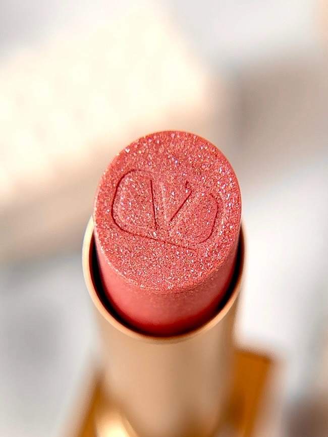 #GiftedByValentinoBeauty

Light-catching, but in a way that feels luxe. 🤍✨

The new Valentino Beauty Spike Lip Shimmer Stick in Sunrise Glitter adds a diffused rosewood sheen with a luminous shimmer that catches the light beautifully. The limited-edition ivory studded packaging feels so luxe and I love how it layers seamlessly over any lip color yet still looks beautiful on its own too.

Have you checked out this limited edition lip product from Valentino? 

#HCMxSpikeShimmer #ValentinoBeauty #SpikeValentino #ValentinoMakeup #ValentinoLipstick #LuminousLips #RadiantFinish #LuxuryBeauty #HighEndMakeup #MakeupCommunity