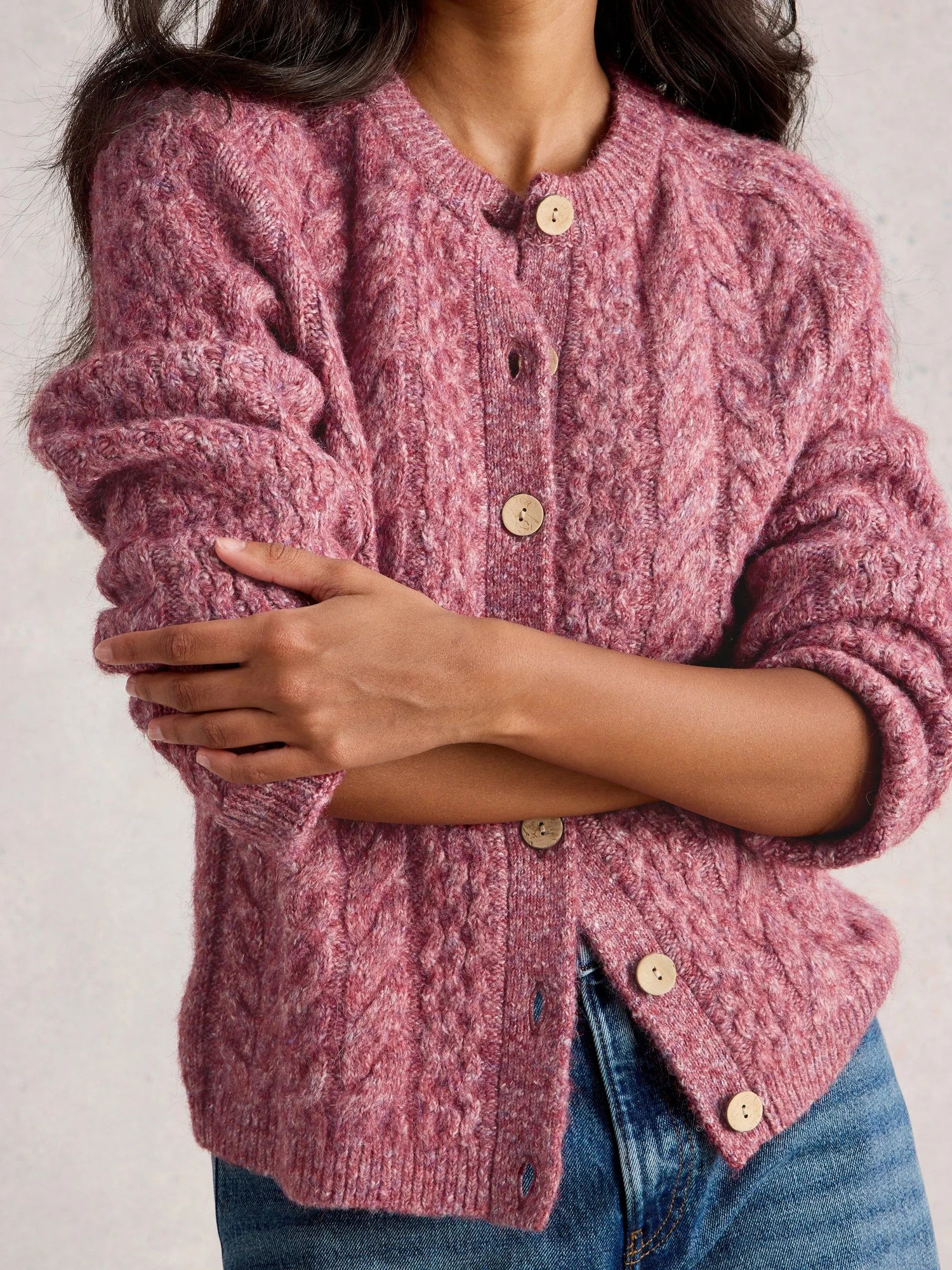 Strickjacke Carly mit Zopfstrickmuster - Mid Pink - 50 | Whitestuff | White Stuff DE