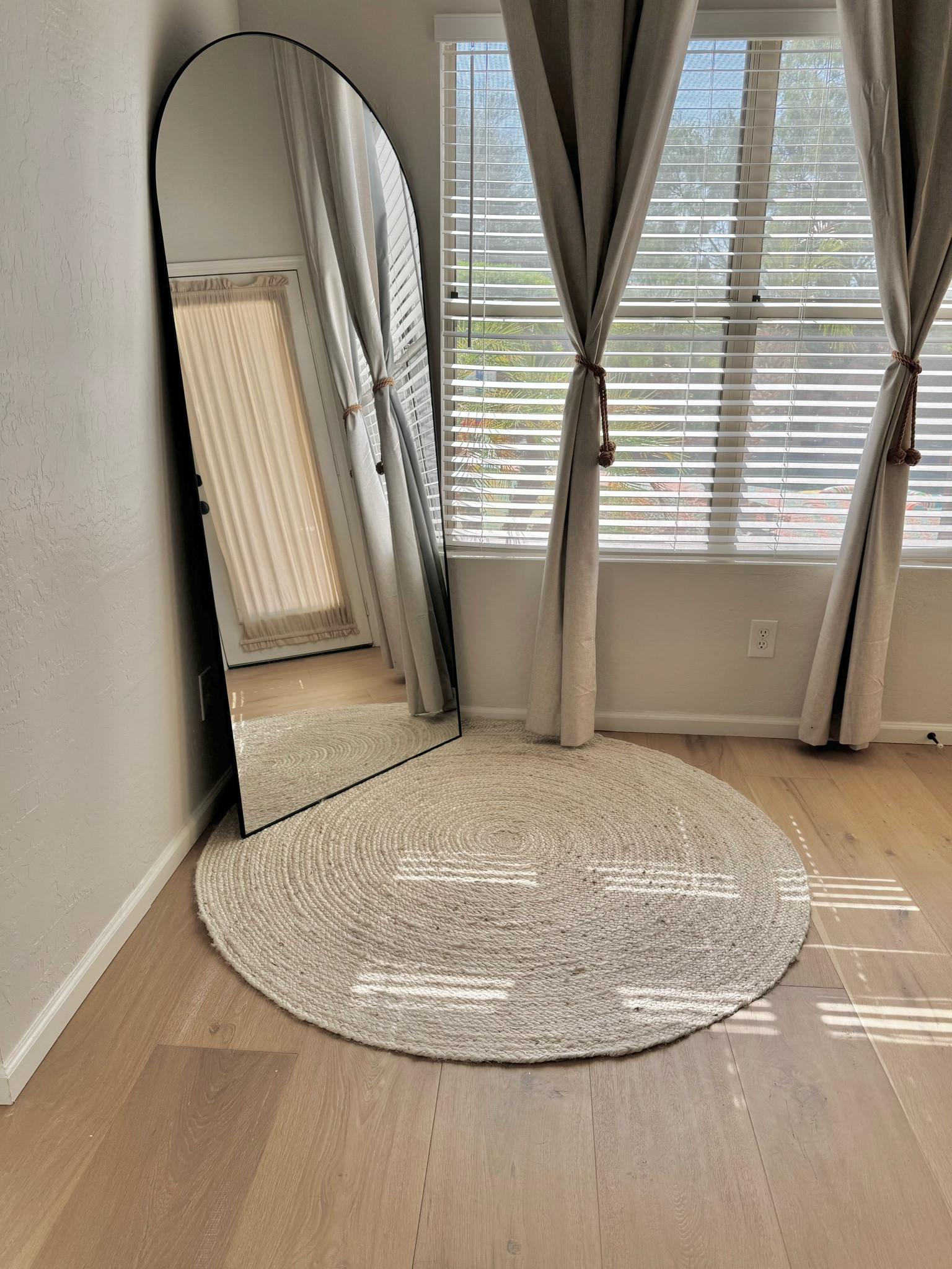 Home finds! Best mirror EVER, with elegant drapes and the cutest little rug to tie it altogether 🤍