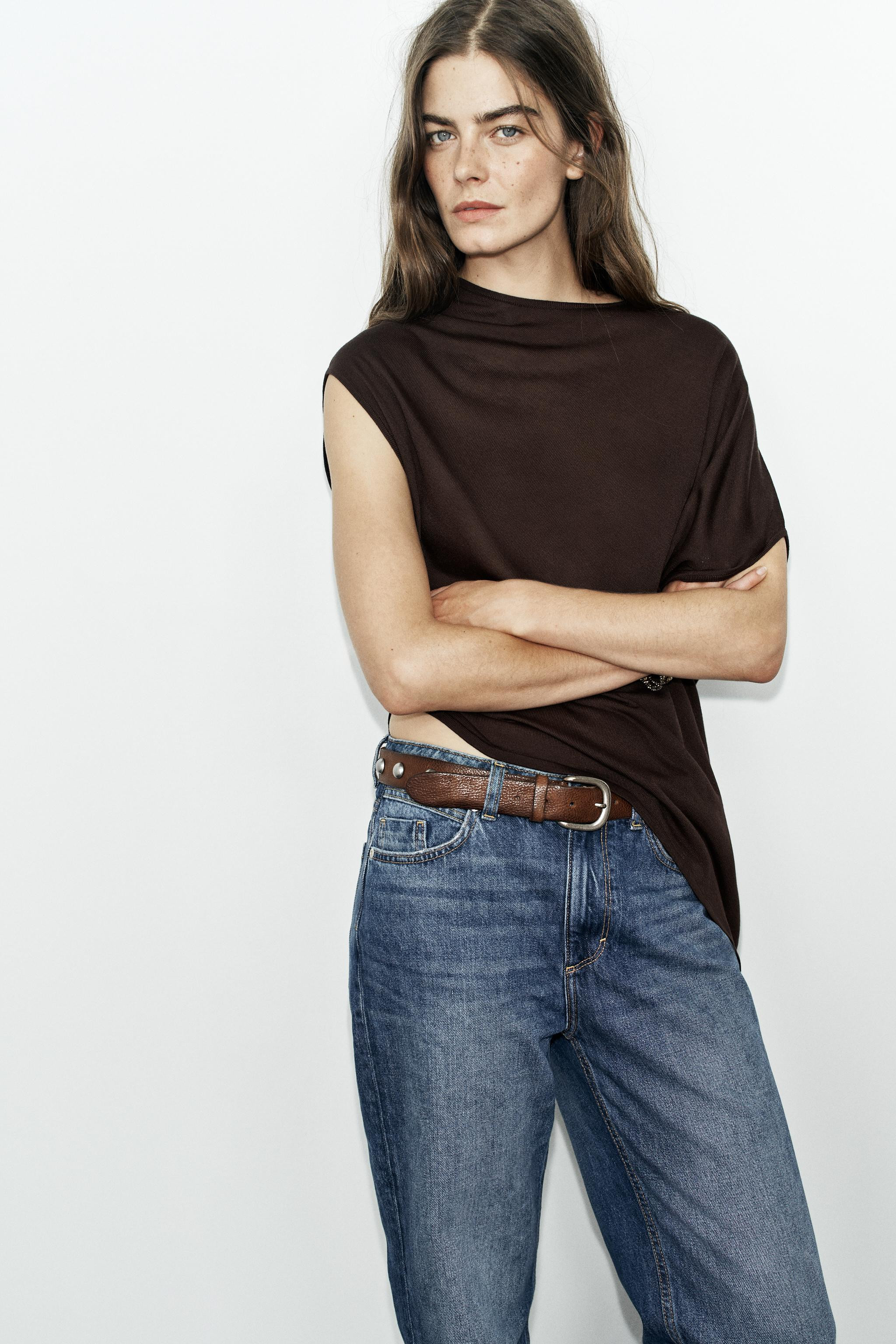 Round neck, short sleeve top. Asymmetric hem. | Zara US