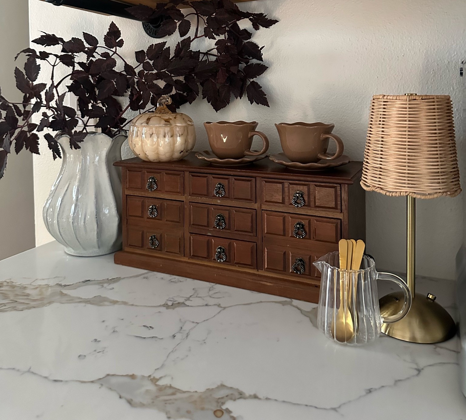 Fall coffee bar tea bar home bar 

Kitchen 
Fall decor
Vintage 
Thrifted 
Mug collection 
Lamp
Espresso 
Pumpkin 
Autumn 
Moody

#LTKHome #LTKSaleAlert #LTKSeasonal
