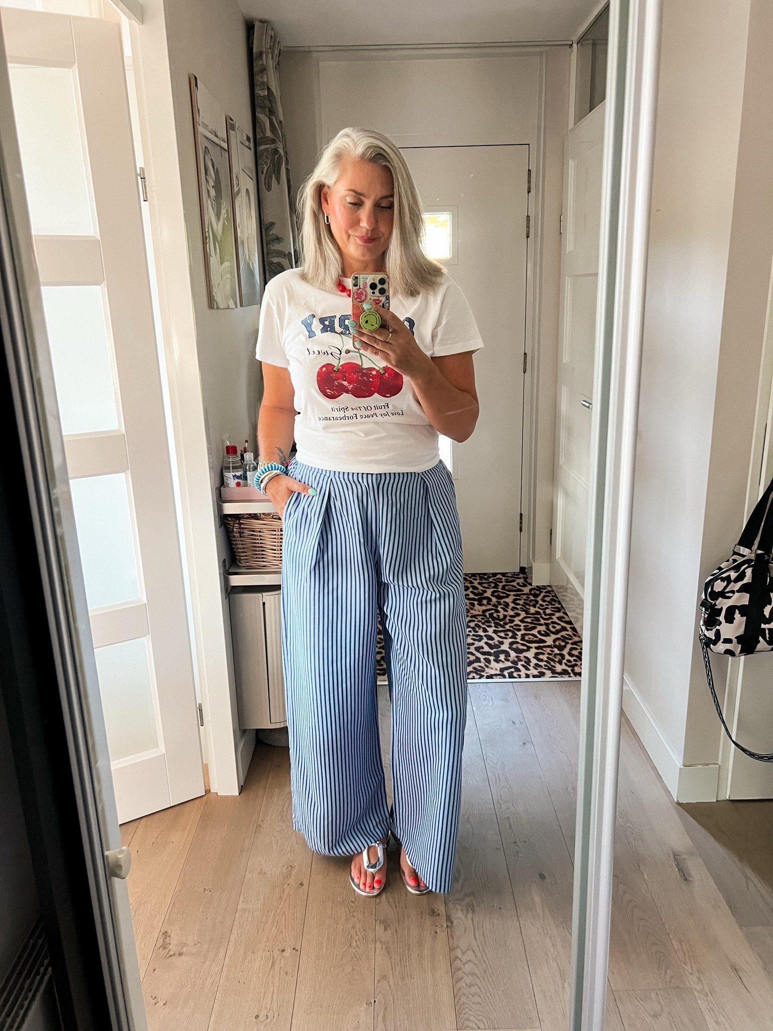 OOTD - Donderdag. Blauw gestreepte katoenen broek (42) met daarop een graphic print t-shirt (40/42), rode ketting en zilveren slippers.

#LTKnederlands #LTKeurope #LTKsummer