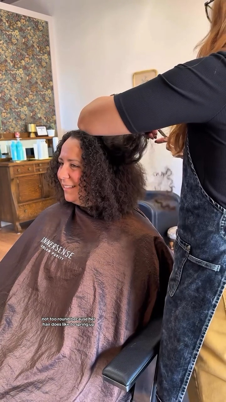 A big ol’ one part transformation for you! It turned out so well. #majortransformation #bighair #ringlets #curlstyling #curlstylingroutine