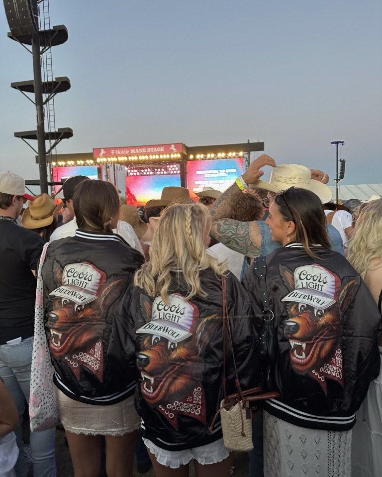Didn’t have the exact jacket but linked something similar! 🖤✨

#LTKSeasonal #LTKFestival #LTKtravel