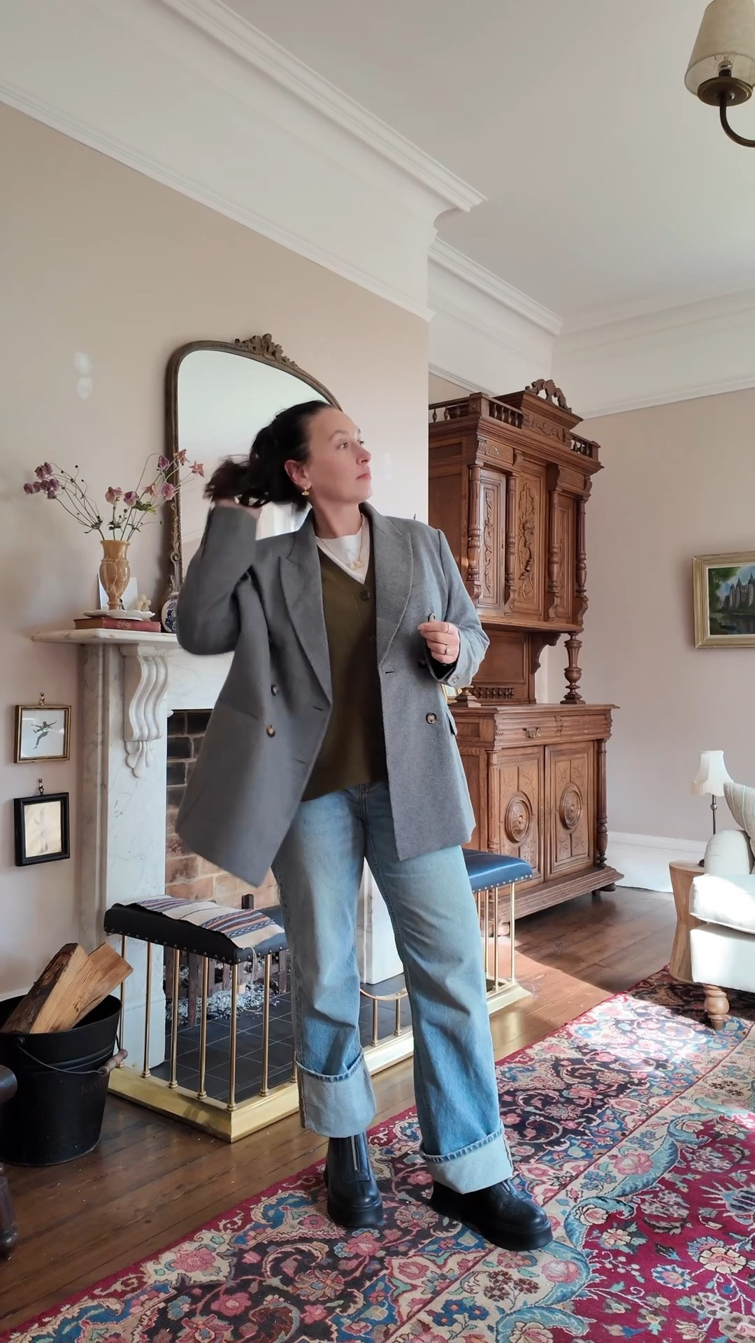 Easy to wear, comfortable midsize autumn transitional outfit.

Jeans - Zara size 12
Blazer - h&M large
Cardigan - COS medium 
Bag & bracelet - Lulu Guinness 
Boots - Steve Madden
Glasses - Oliver Peoples 


#LTKmidsize #LTKautumn #LTKuk