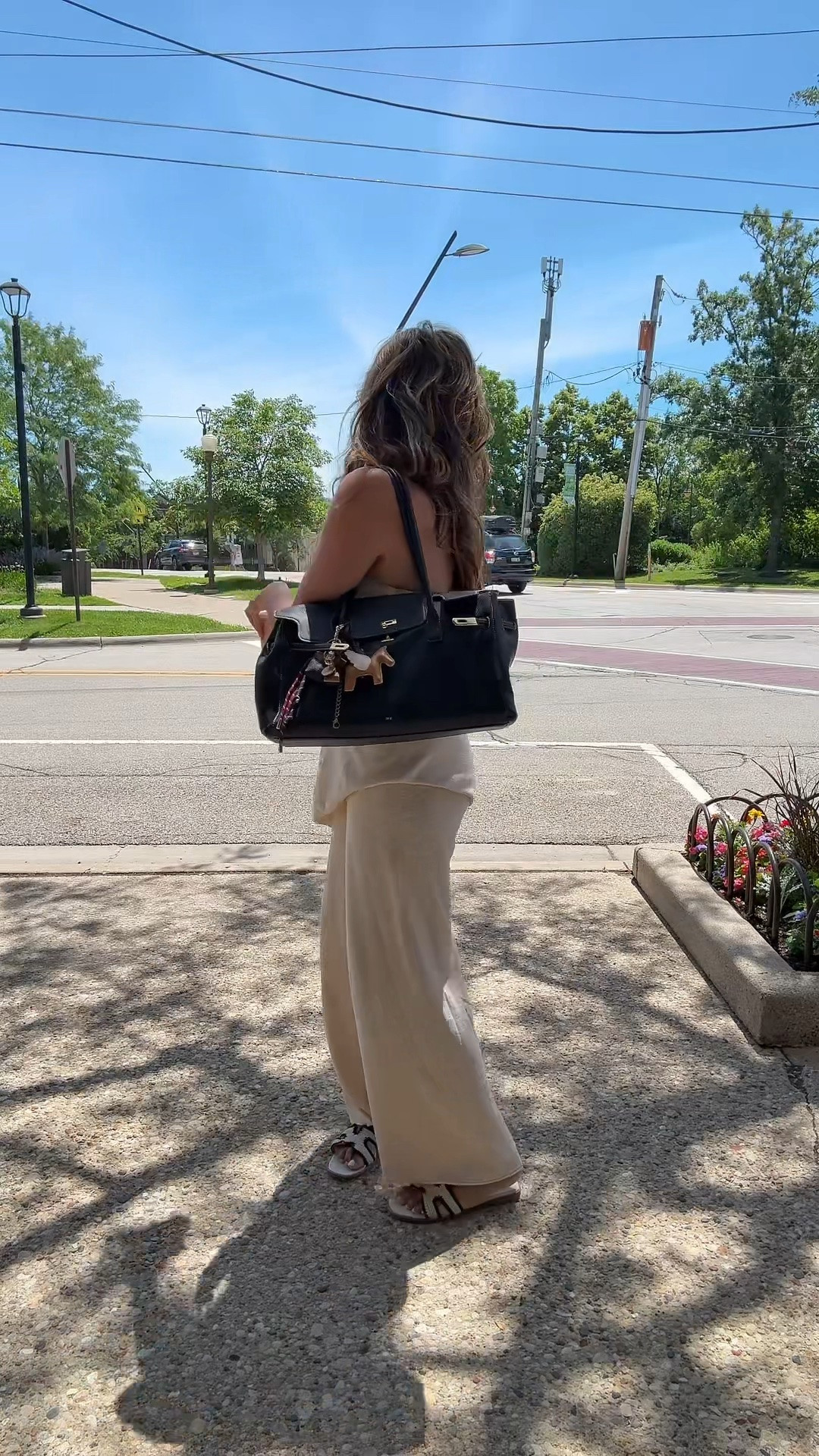 Iced coffee in hand, oversized bag on shoulder, pretending my errands are a scene from a movie. ✨

#IcedCoffeeWalk #EverydayStyle #BagOfTheDay #MainCharacterEnergy #CasualChic