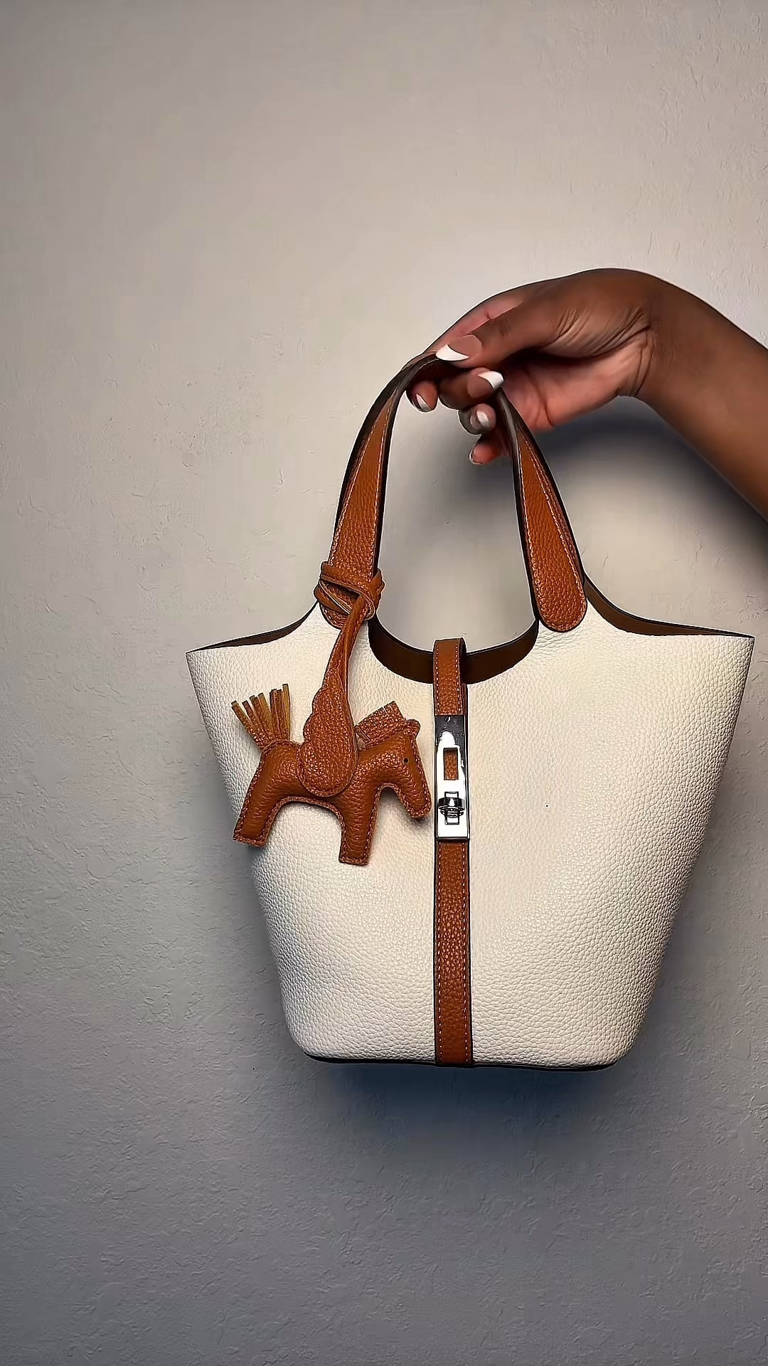 Elegant bag that looks like a designer 👛
20 % OFF 

#LTKootd #LTKSaleAlert #LTKgrwm