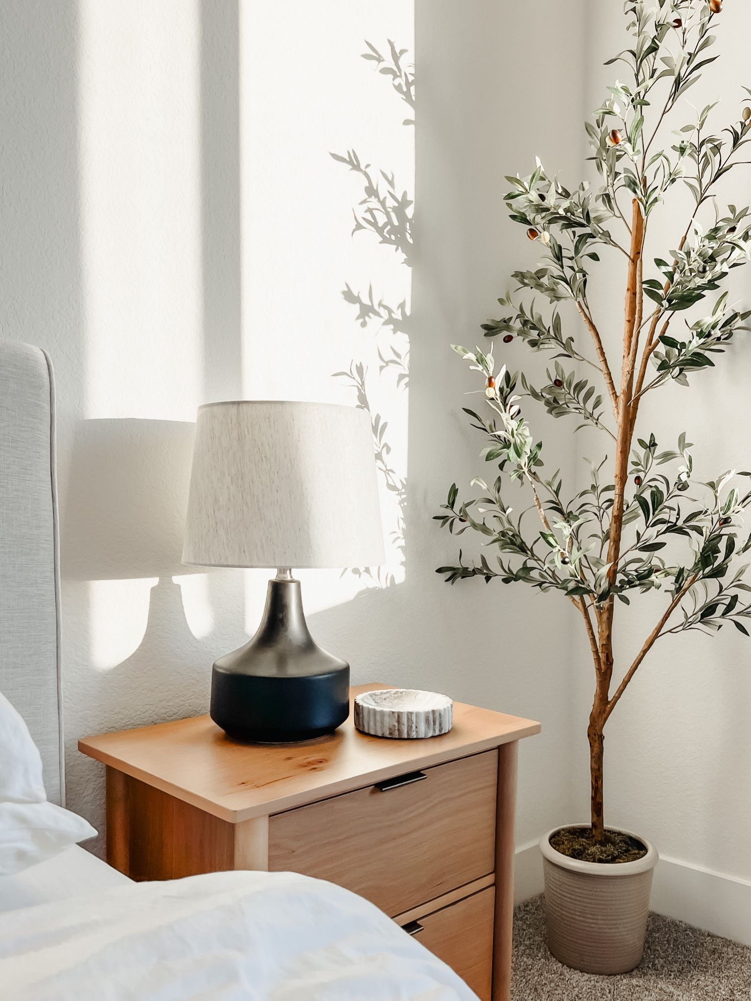Loving our new lamps in our primary. The blsck just gives the best contrast with all the neutrals. 

#LTKhome