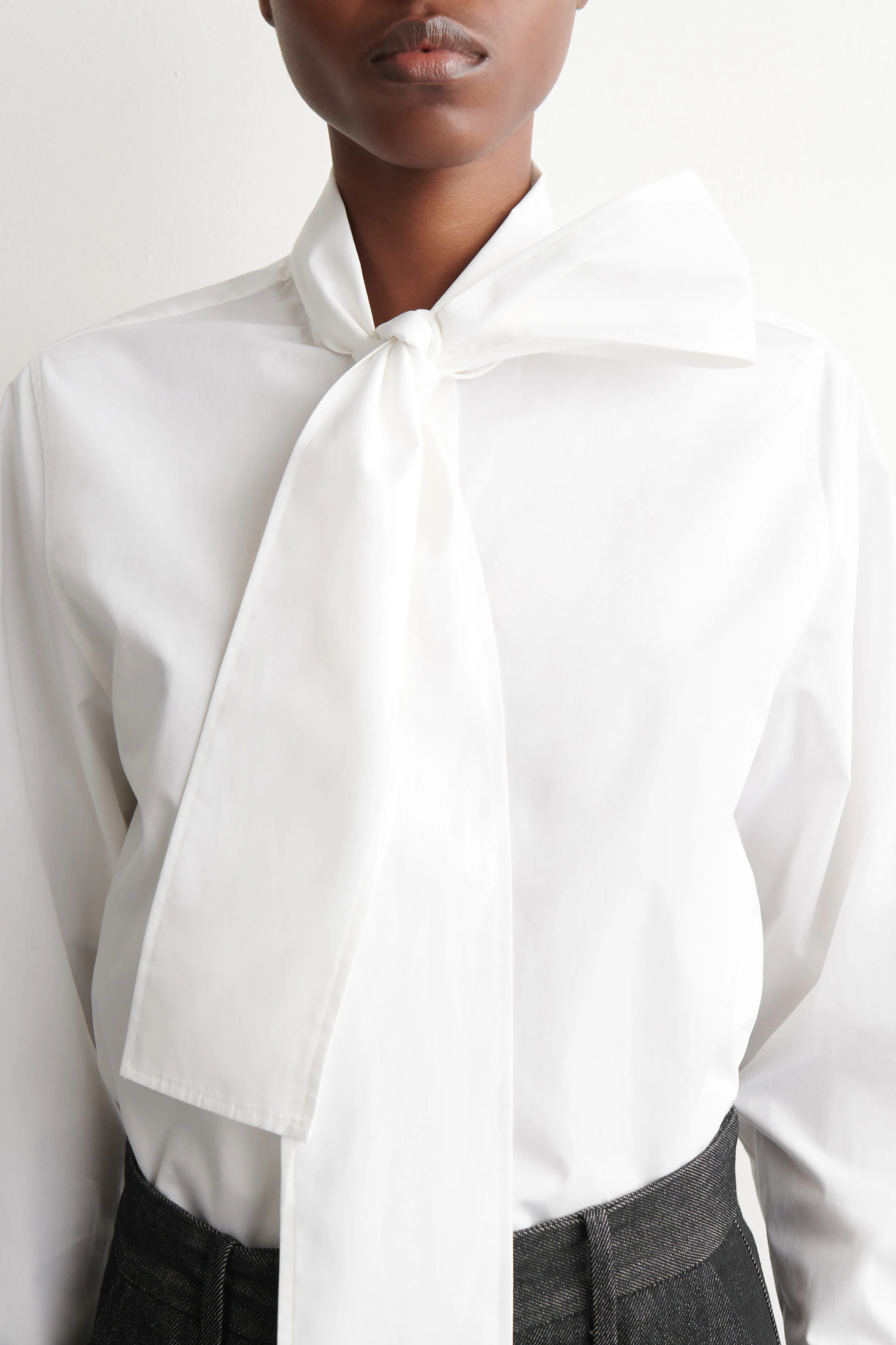 BLUSE AUS BAUMWOLLE MIT SCHLEIFENDETAIL - WEISS | COS DE | COS (EU)