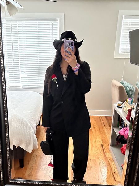 All black outfit for going out in Nashville! #nashville #nashvilleoutfit #nashvillebacheloretteparty #bacheloretteparty #nashvegas #midsizeoutfits #midsizenashvilleoutfit 