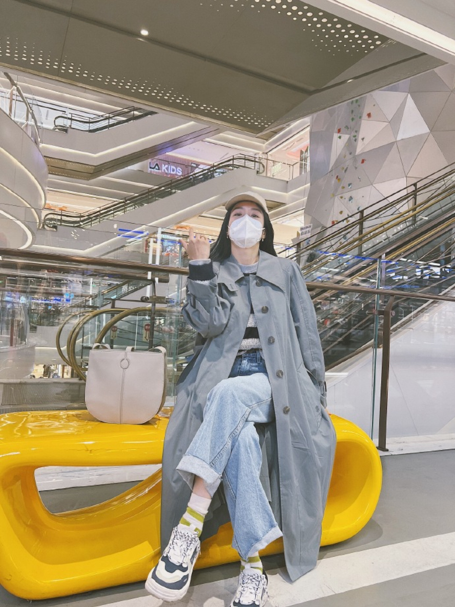 👩当妈妈也是应该好好打扮的啊！

有没有滤镜都好看的雾霾蓝灰色风衣，版型太优秀了，穿起来超级潇洒。
镂空条纹毛衣和卫衣做了叠穿，倒也挺保暖的，等开春了分开穿和这件风衣也很搭。
白色包包好背好装好搭配！最近还是不能做发型所以get了戴帽子！

❤️中国可直邮，结账价格包税啦！
#LTKchina #LTKasia

#LTKstyletip #LTKitbag