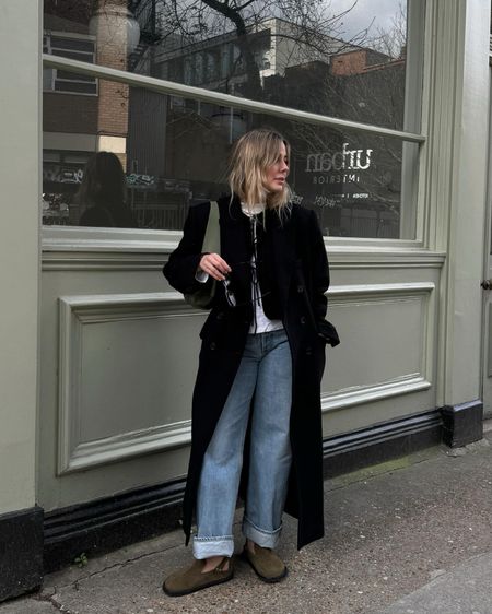 Oversized black long coat, blue boyfriend jeans and a hint of avocado outfit of the day 🥑