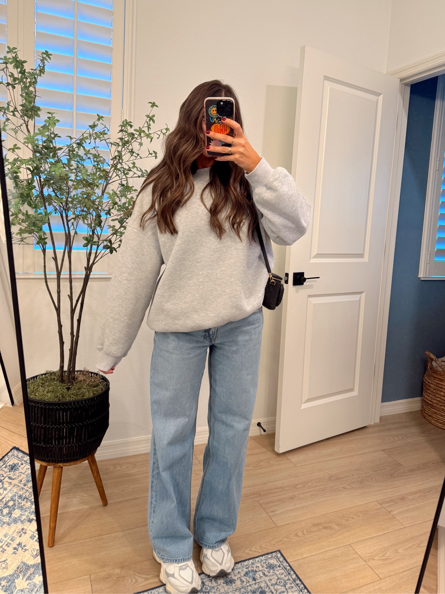 Looooove these new jeans!!!! Oh my gosh. So comfy n so cute!!!!! Size 0/25 regular. Size down one!!!! I’m usually a 2 jeans. Obsessed with the baggy fit!! And the “low rise” really isn’t low!! // size M in my fave amazon sweatshirt I wear all the time // sneakers TTS 