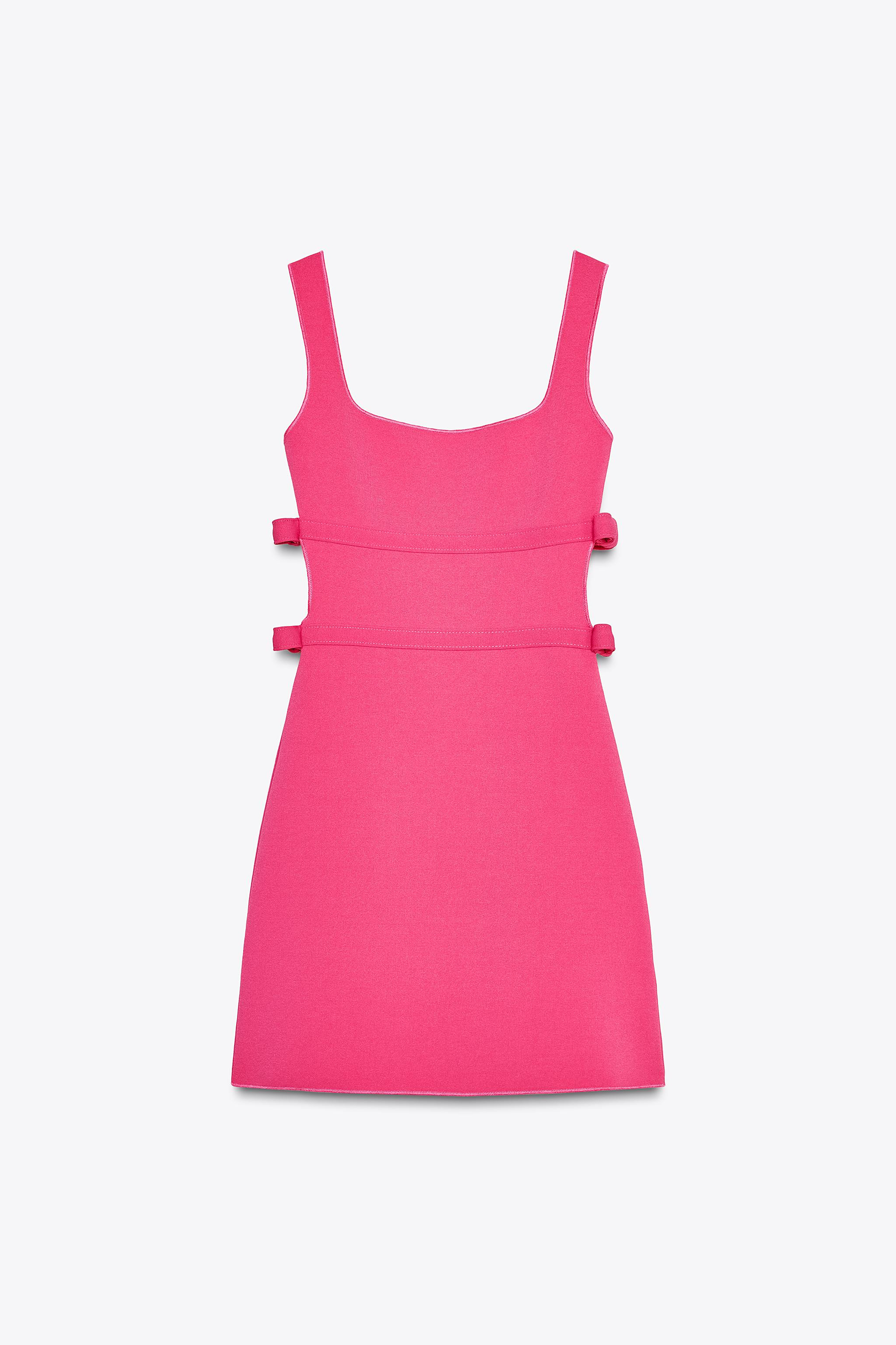 Vestito corto confezionato in tessuto elasticizzato. Scollo quadrato e giromanica. Dettaglio cut ... | Zara IT