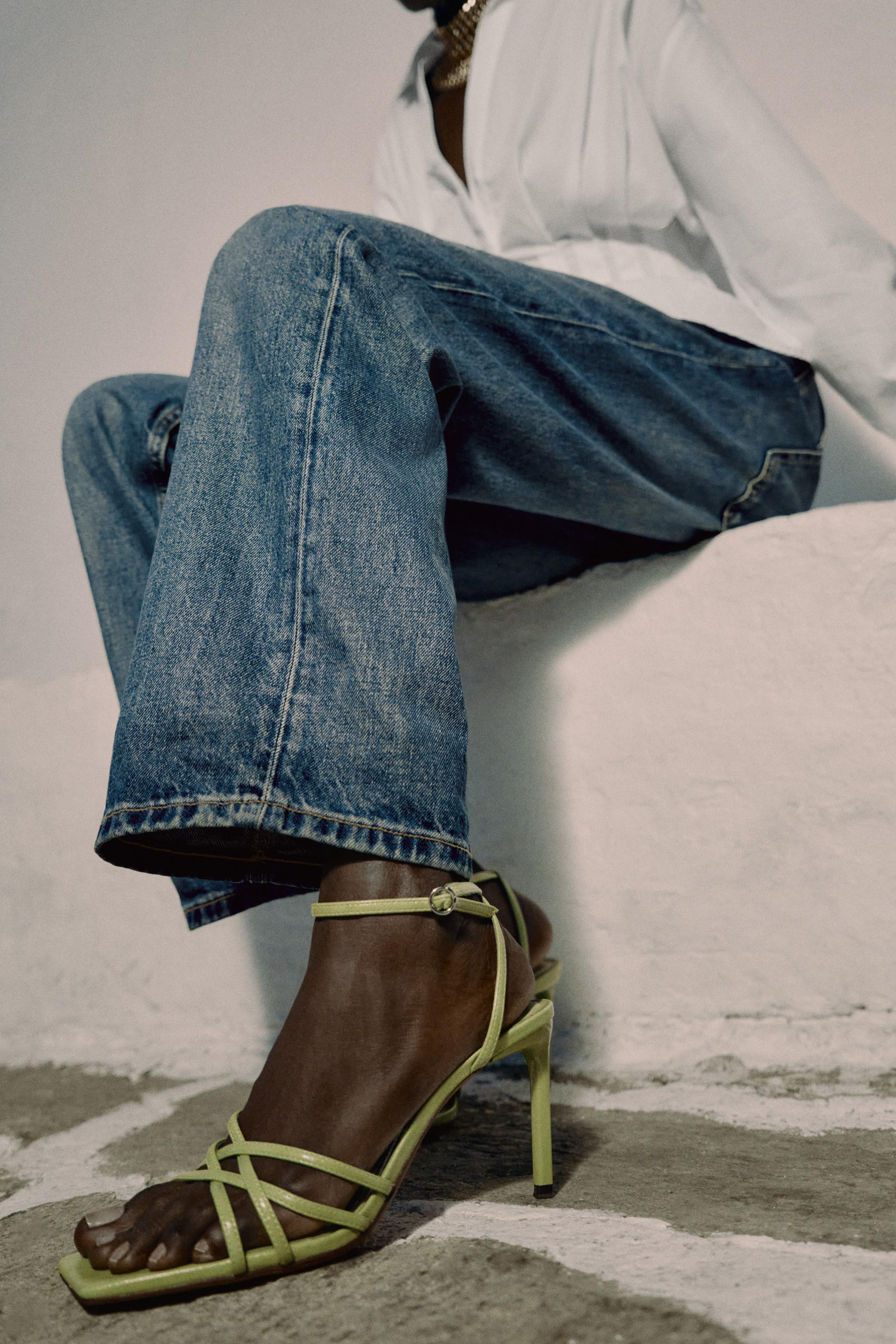 Altezza del modello: 178 cmScarpa tipo sandalo. Top con effetto craquel\u00e9. Fascette multiple ... | Zara IT