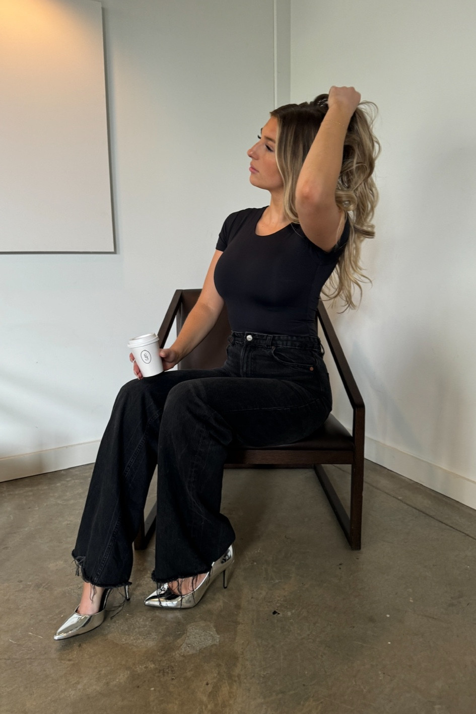 All black outfit 🕶️ 

zara jeans l black bodysuit l black top 