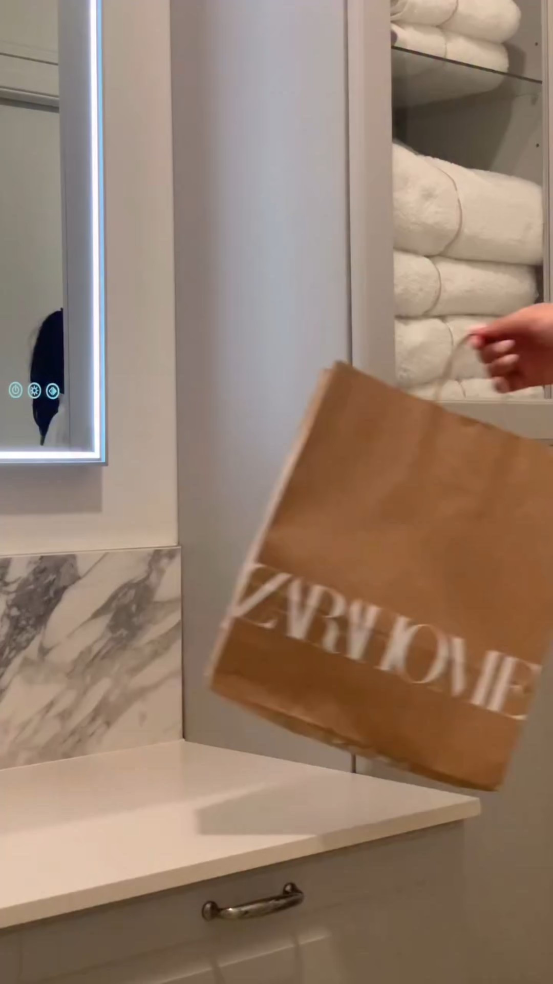 Haul @zarahome. Parce qu’on mérite toutes notre touche de luxe et de pinterest à la maison. Ce plateau est idéal pour sublimer salle de bain ou table de chevet d’une touche élégante et intemporelle 😍.

Plateau : @zarahome ( existe en 2 tailles)
Miroir : déniché lors d’une vente @bestsecret ancienne co 2023
Vase terraccota : @val_destock_ 
Fleur artificielle : @jardiland 
.
#zarahome 
#zarahomedecor 
#decoratricedinterieur 
#bathroominspirations