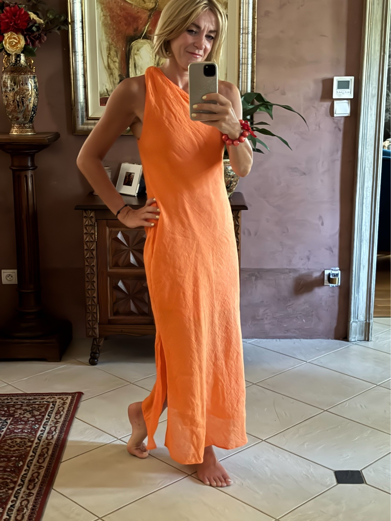 Friends for dinner last night & it was all about the bare feet & the pop of orange.
My dress is from Vinted but I’ve linked to some alternatives on the link below
.
#mymidlifefashion #midlife #over50

#LTKsummer #LTKover50style