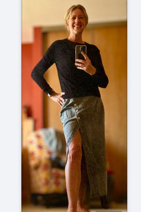Well it’s been a very long week !    
Thank god it’s Monday and the start of a new week !  
This black denim skirt buttons up at the side / front of skirt .  It has a stretch to it , along with a front slit and back pocket .  
Perfect spring time casual wear .  There is no belt loops . So pairs great with a crop top or oversized sweater too. 

Paired in this photo with a sports bra from Joe fresh and a simple cardigan from Joe fresh . 

Happiest of Mondays 

Sports bra @joefresh
Cardigan @joefresh
Denim skirt @zara

#blackdenim
#denimskirt
#sideslit
#stretchdenim
#casualskirt
#blacknotblue
#zara
#sexyslit


#LTKActive #LTKstyletip