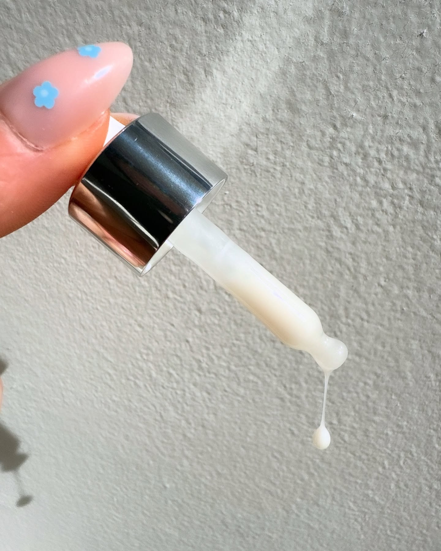 Le nouveau sérum actif illuminateur Moisture Surge de @cliniquecanada est formulé avec des actifs puissants, il exfolie, hydrate et illumine. Cette produit donnant à votre peau un éclat instantané.

Principaux Ingrédients: 
🩷 5% D’Acide Lactique 
🩷 Acide Hyaluronique 
🩷 Vitamine C 

La texture est légère et lactée. Le sérum pénètre rapidement dans la peau. S’applique facilement et ça contient 100 % sans parfum.

#LTKBeauty