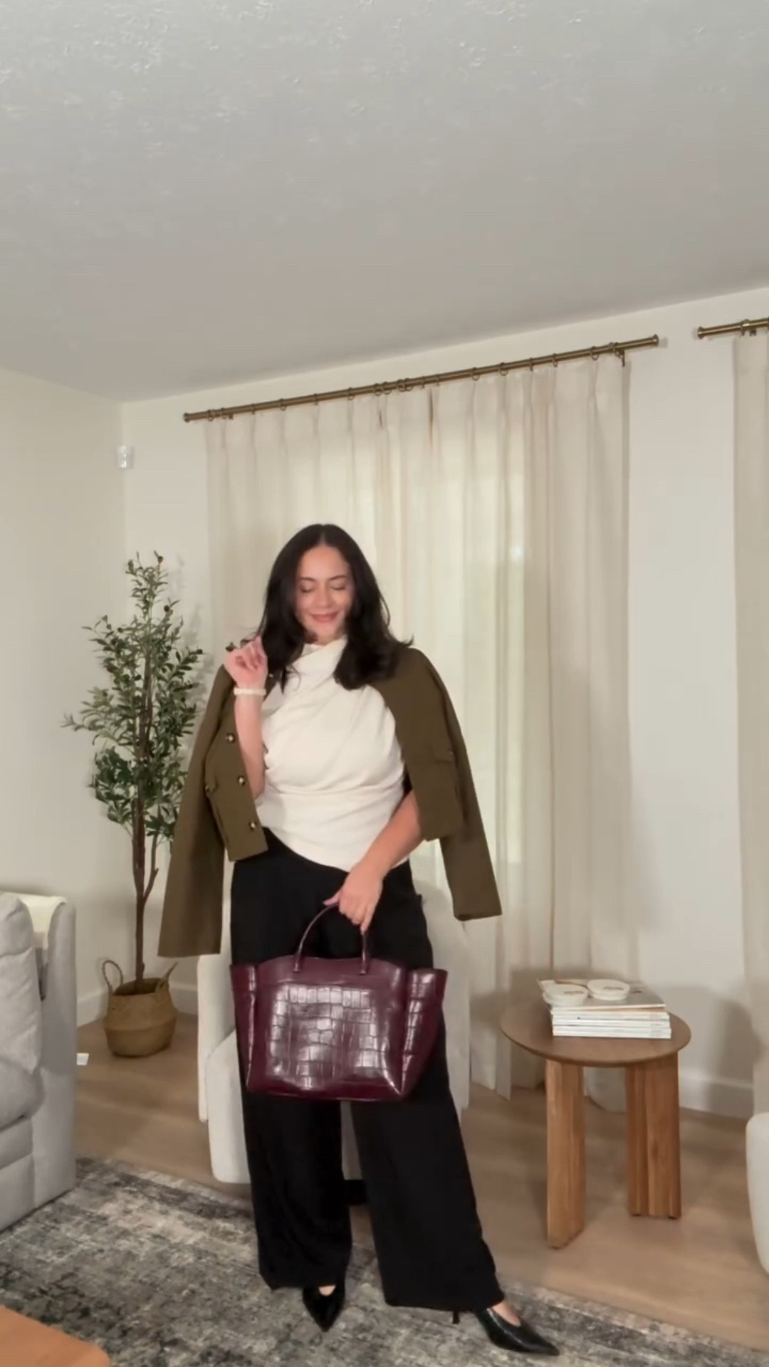As the weather gets colder in PA, I’m moving my outfit checks indoors. Are we loving this space for #fitchecks ?? 

Top: @commense.official 
Pants: @zara 
Bag/Shoes/Jacket: @hm 

#ootd #buisnessfashion #workinggirlstyle #handmade #zara
