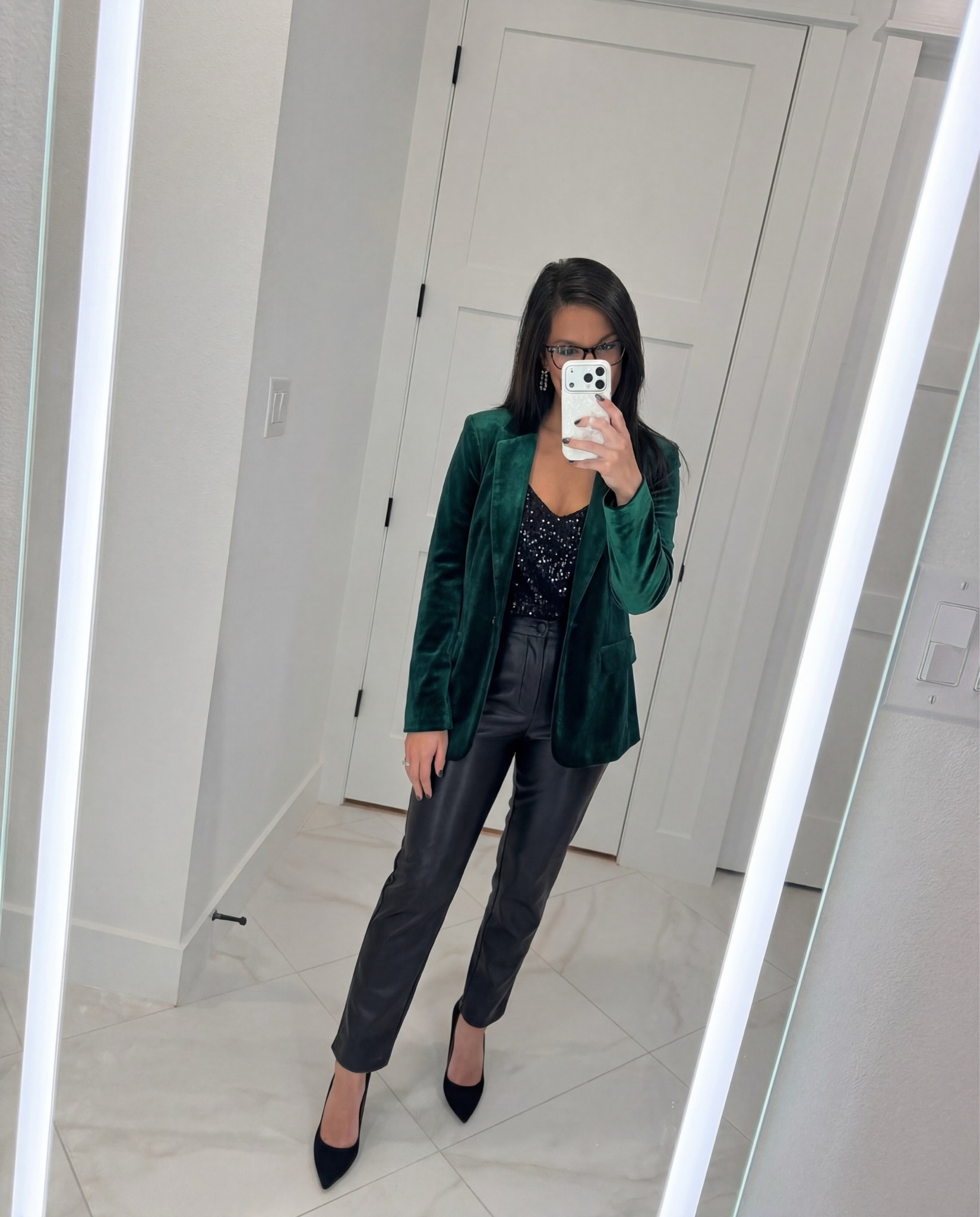 Velvet Blazer + Leather pants 🖤🤍

#LTKHoliday #LTKootd #LTKPetite