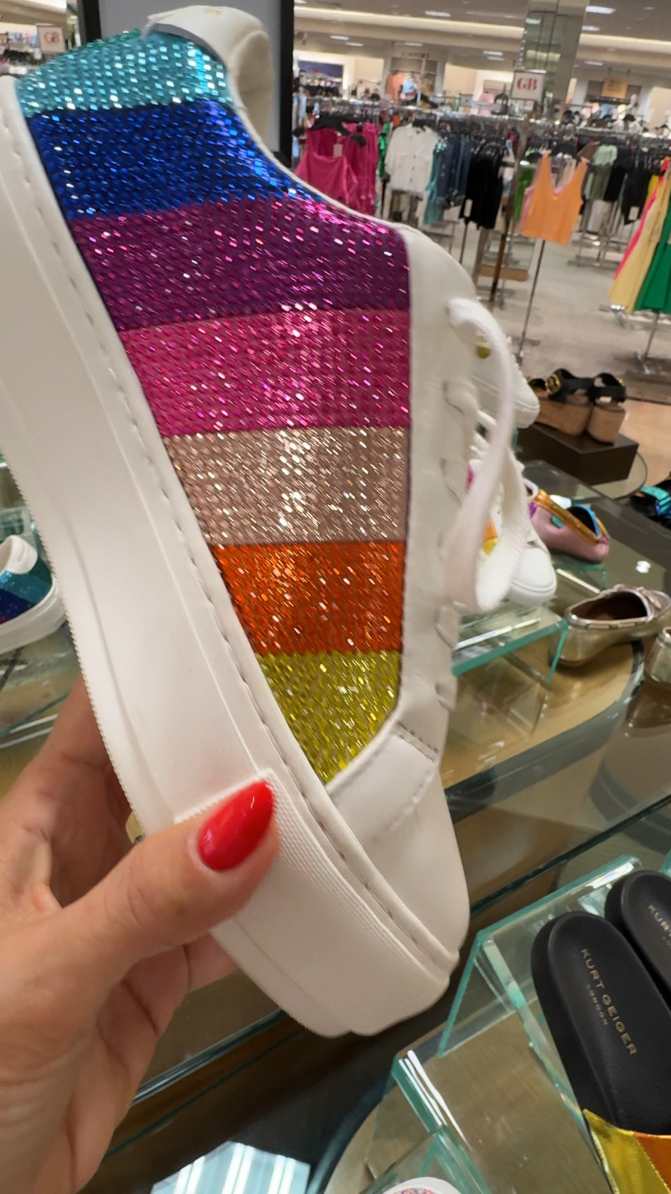 De Kurt Geiger los zapatos de colores y con Brillos son mis Favoritos 

#LTKGiftGuide #LTKStyleTip #LTKSeasonal