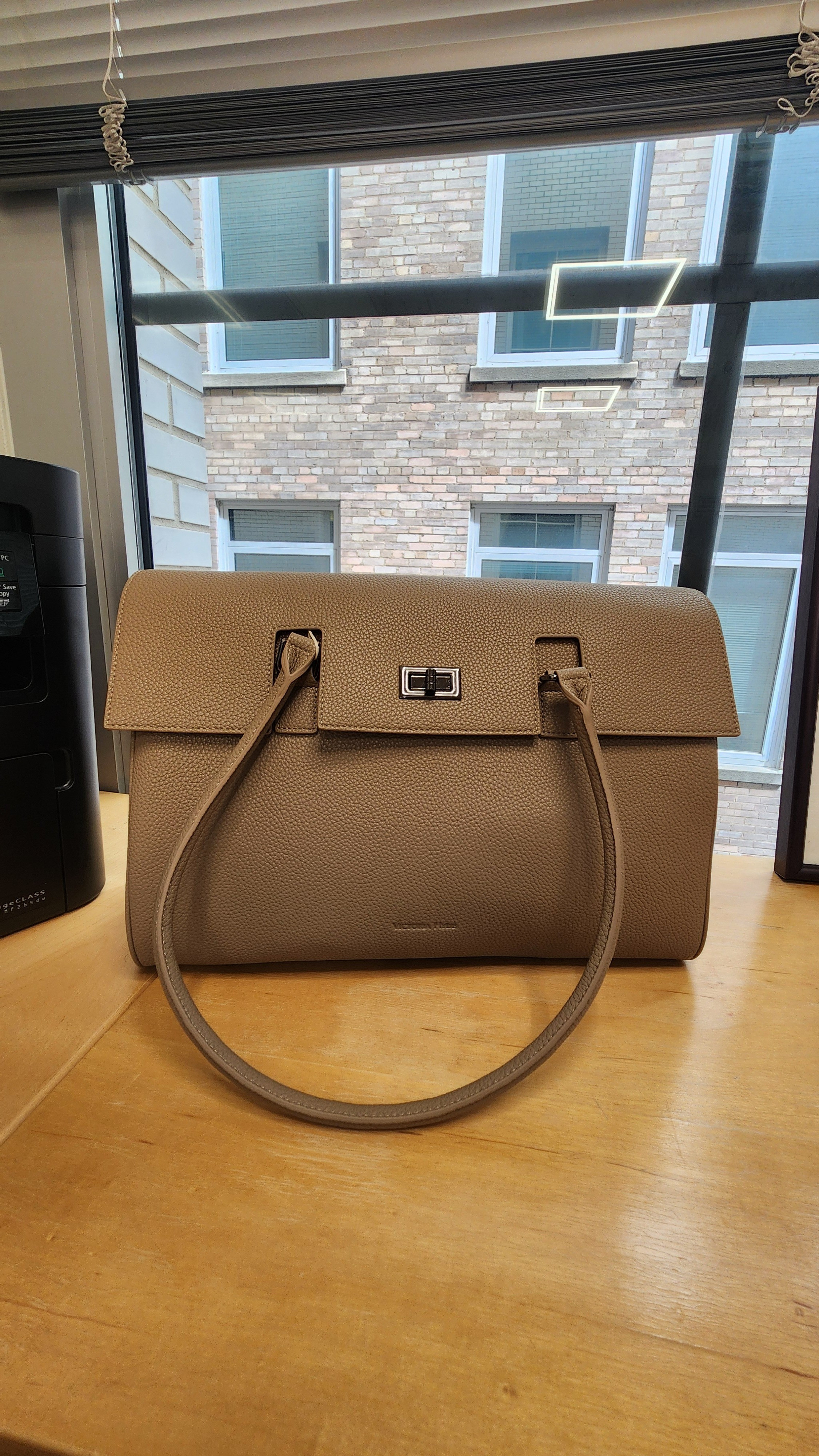 Business work laptop bag, neutral tote bag, Spring ro Summer bag. Luv it sleek design, durable and not bulky.  Screams quiet luxury | Available in several colours

#LTKWorkwear