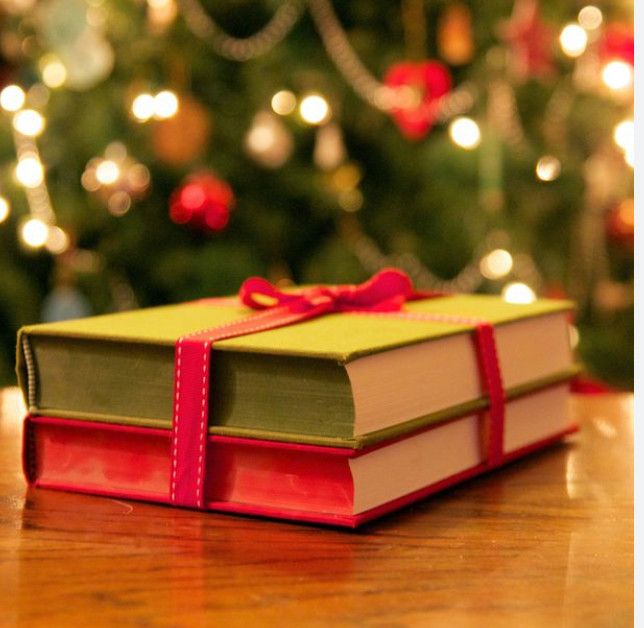 el mejor regalo para personas que les gusta la lectura. un lindo libro con una dedicatoria.  Book lover, christmas books, books , viral 

 #LTKGiftGuide #LTKstorytime #LTKSeasonal