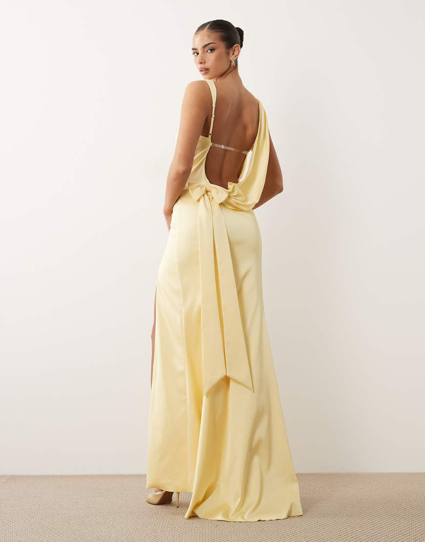Oh Polly – Satin-Maxikleid in Buttergelb mit drapiertem Rückenausschnitt in Wasserfall-Optik und Beinschlitz | ASOS (Global)