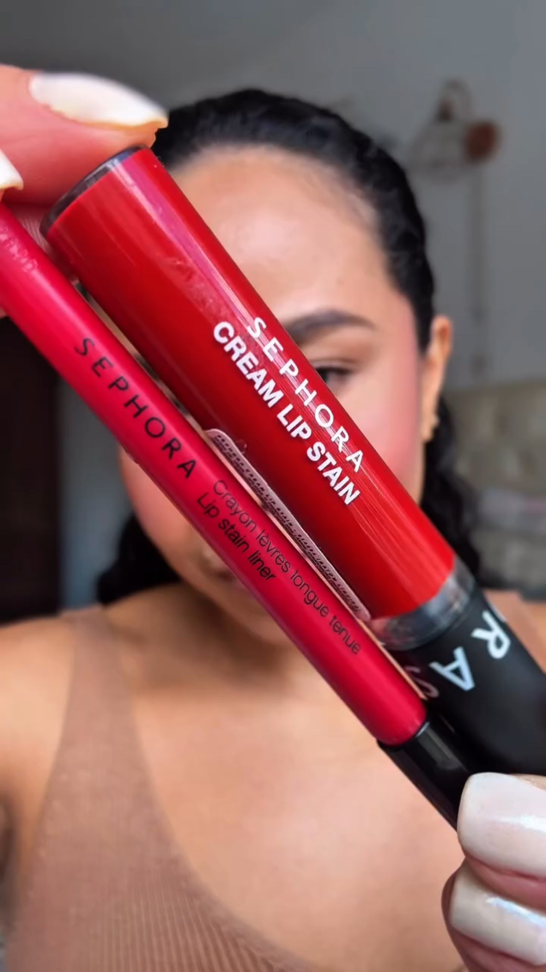 Um lip combo vermelho de respeito! 👄 

Você é de qual time? 

#intimasdaline #beleza #make #lipcombo #batomvermelho #moda #cabelo #hair #maquiagem #perfume